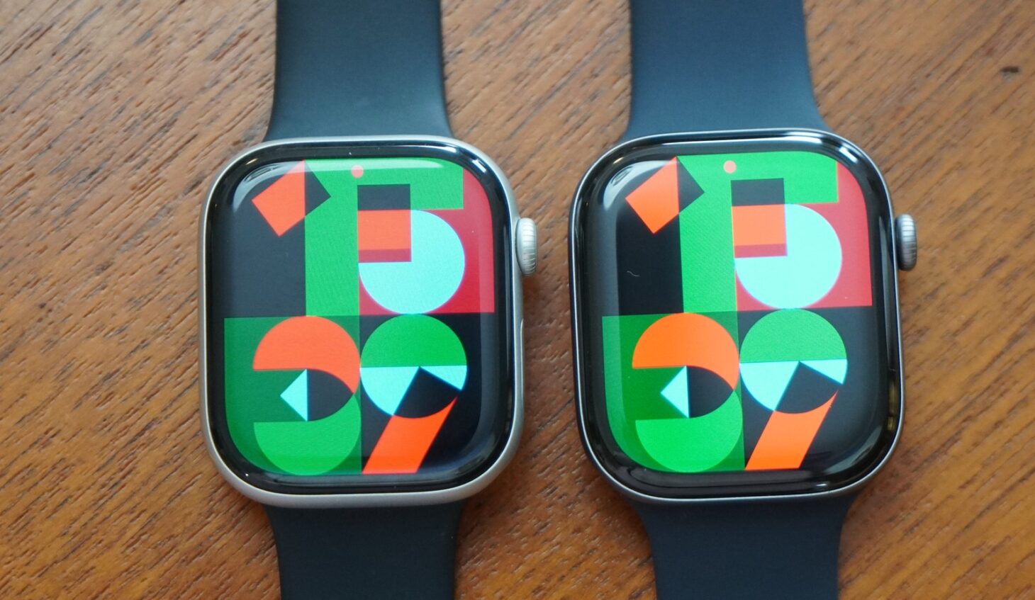 Apple Watch Series 10(左)とSeries 12(右)を真上から並べた比較。左は画面のまわりに側面のシルバーが見える