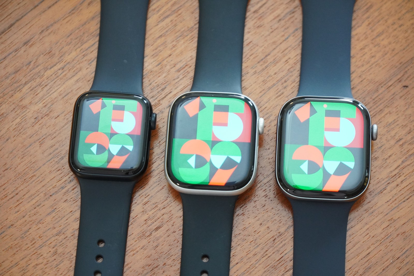 Apple Watch SE 3の40mm、Series 10の46mm、Series 12の46mmを並べた比較