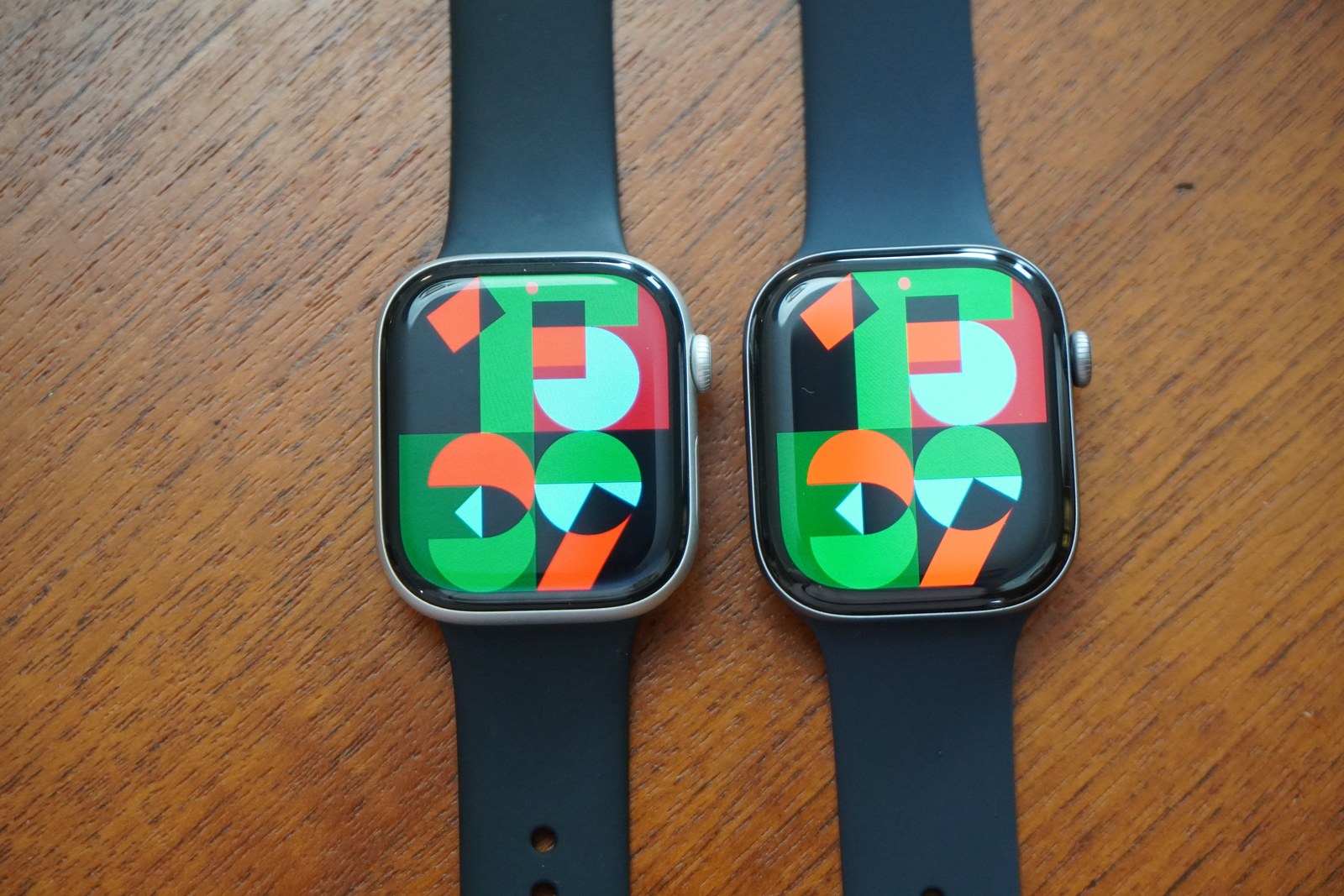 Apple Watch Series 10(左)とSeries 12(右)を真上から並べた比較。Series 10は画面のまわりに側面のシルバーが見えるが、Series 12はほぼ真っ黒に見える