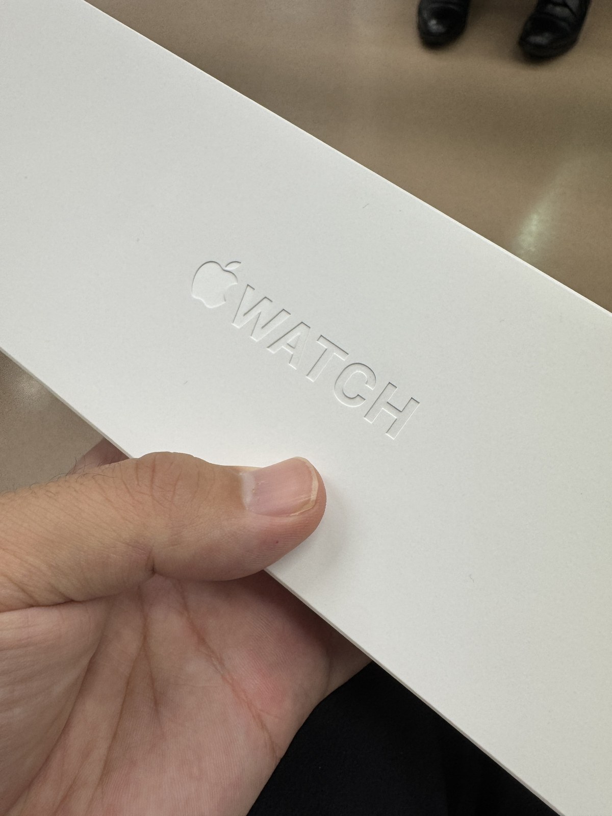 受け取ったApple Watch Series 12の箱。白い箱にAppleのロゴとWATCHの文字が型押しされている