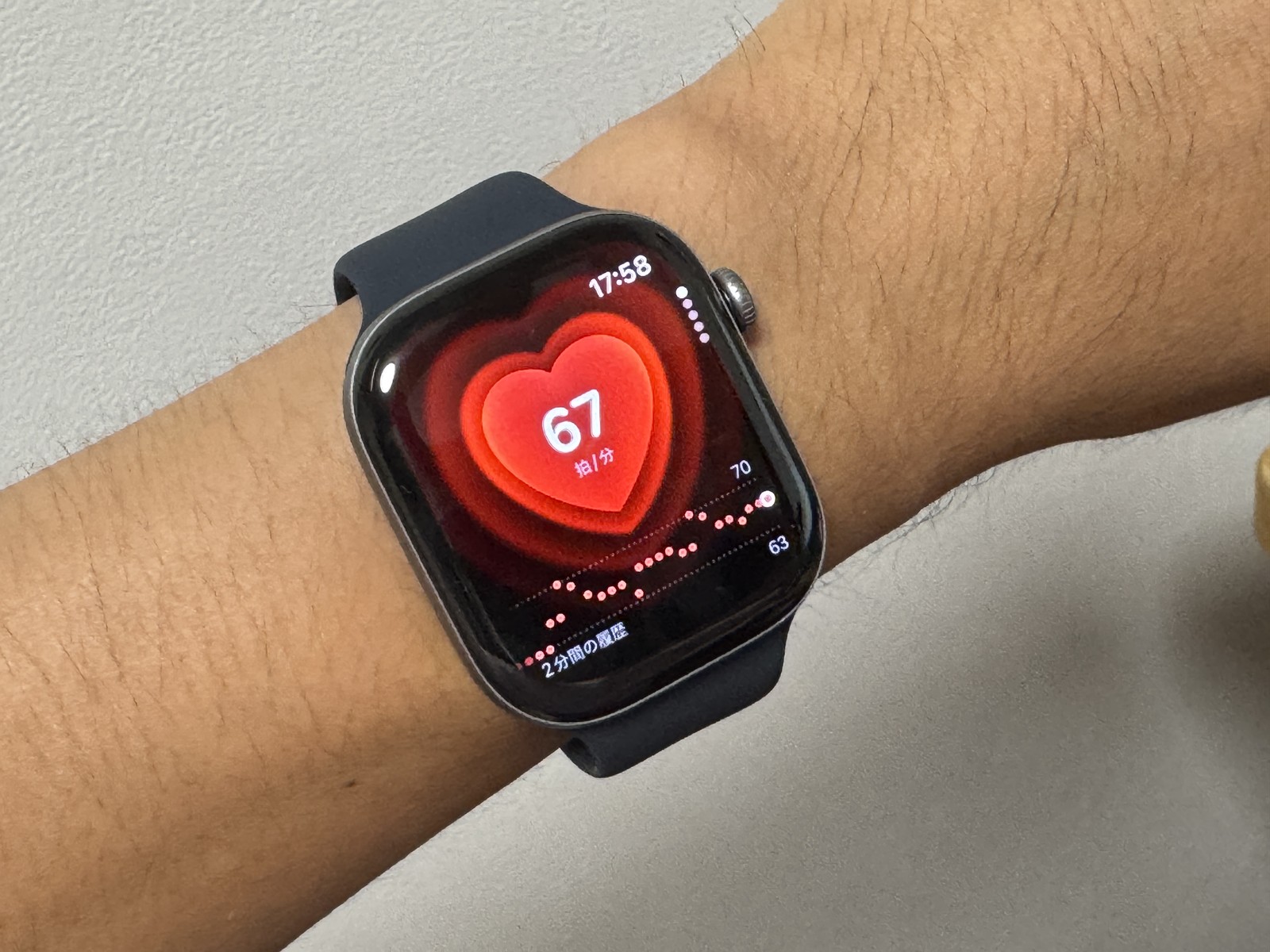 Apple Watch Series 12の心拍数アプリ。67拍/分の表示の下に「2分間の履歴」として点が細かく並んでいる