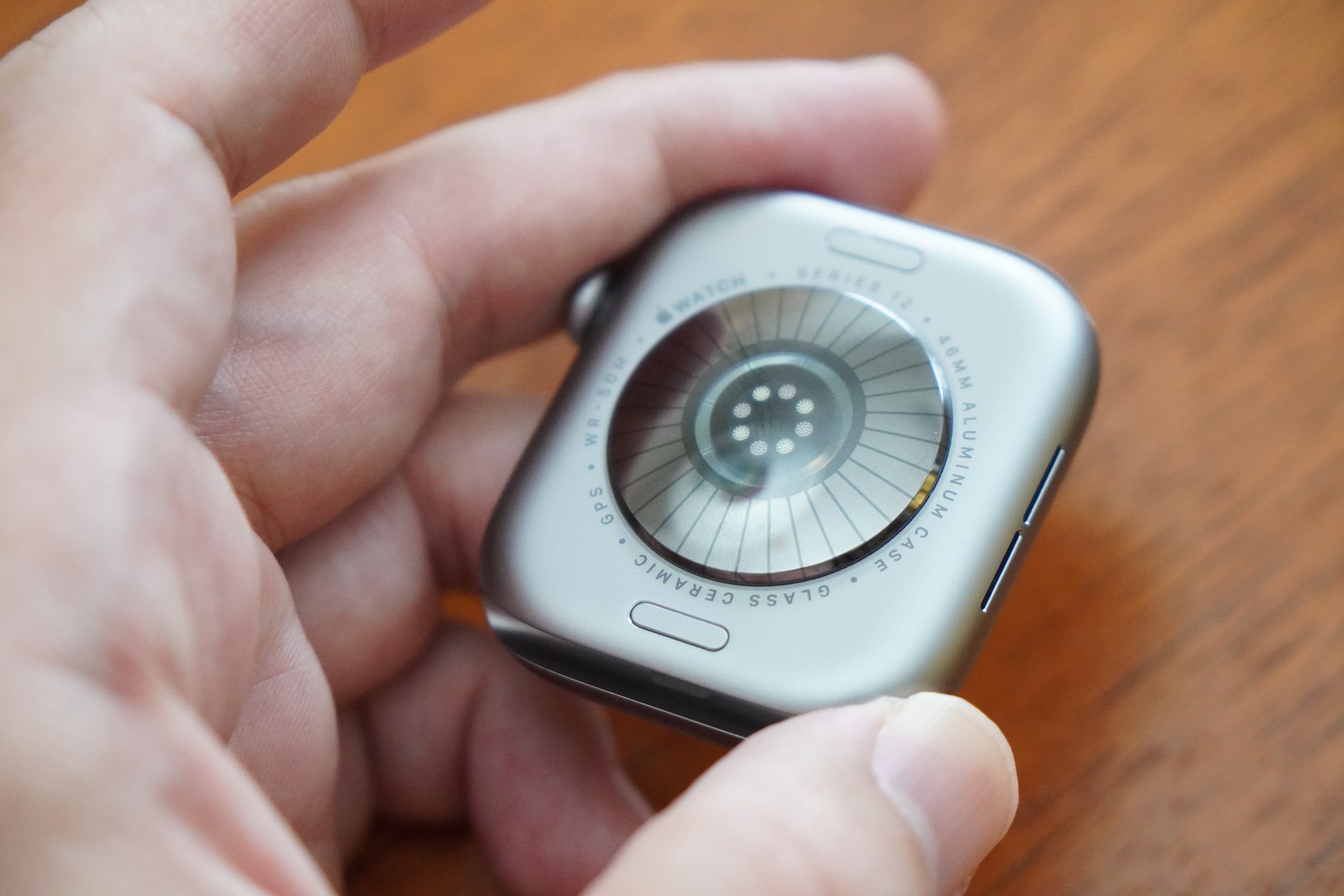 Apple Watch Series 12の裏面センサー部のアップ。フォトダイオードがリング状に並び、外側に放射状の線が入っている