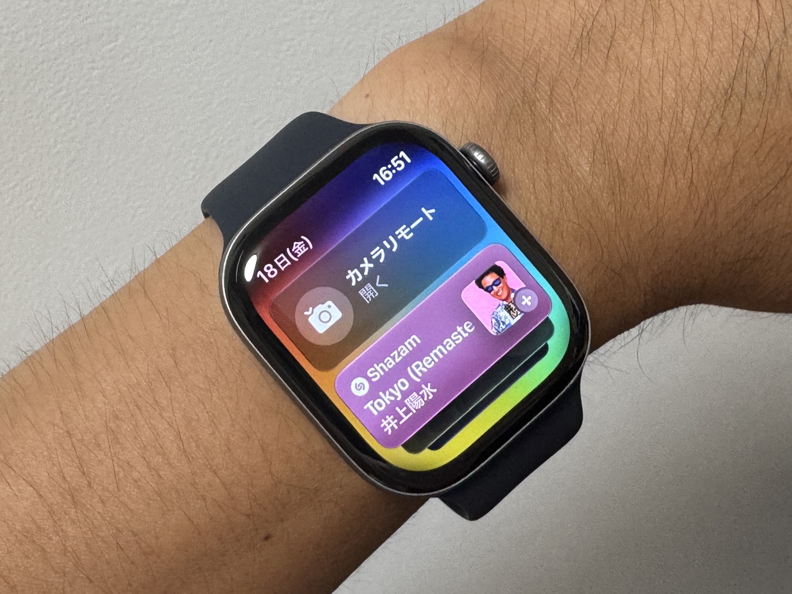 Apple Watch Series 12のスマートスタックに、カメラリモートと並んでShazamのウィジェットが表示され、流れていた曲名とアーティスト名が出ている