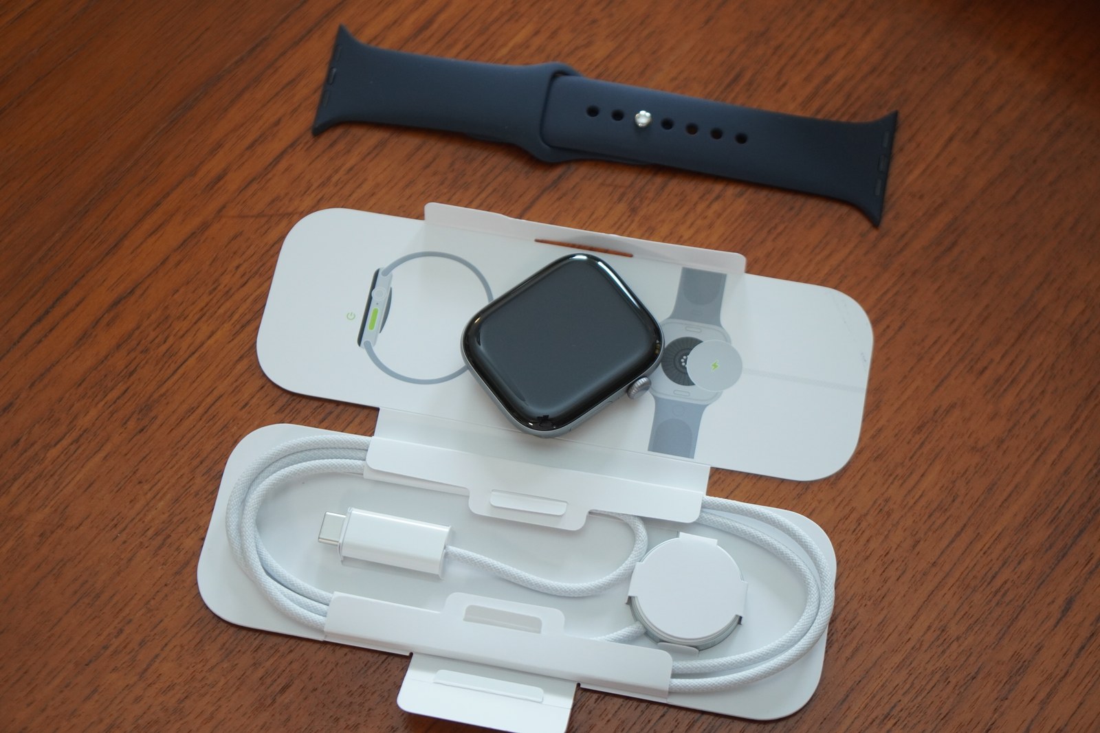 Apple Watch Series 12の同梱物。本体、ネイビーブルースポーツバンド、磁気高速充電ケーブル