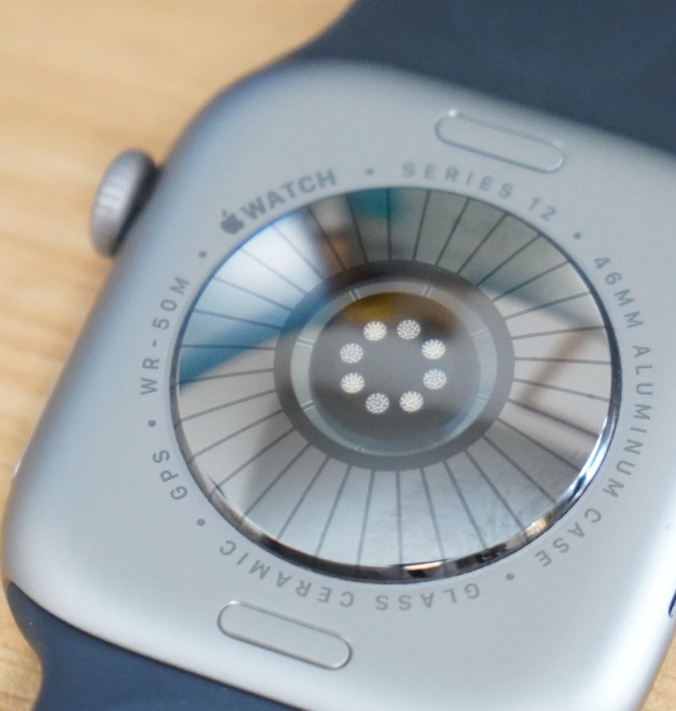 Apple Watch Series 12の裏ぶた中央のセンサー部分
