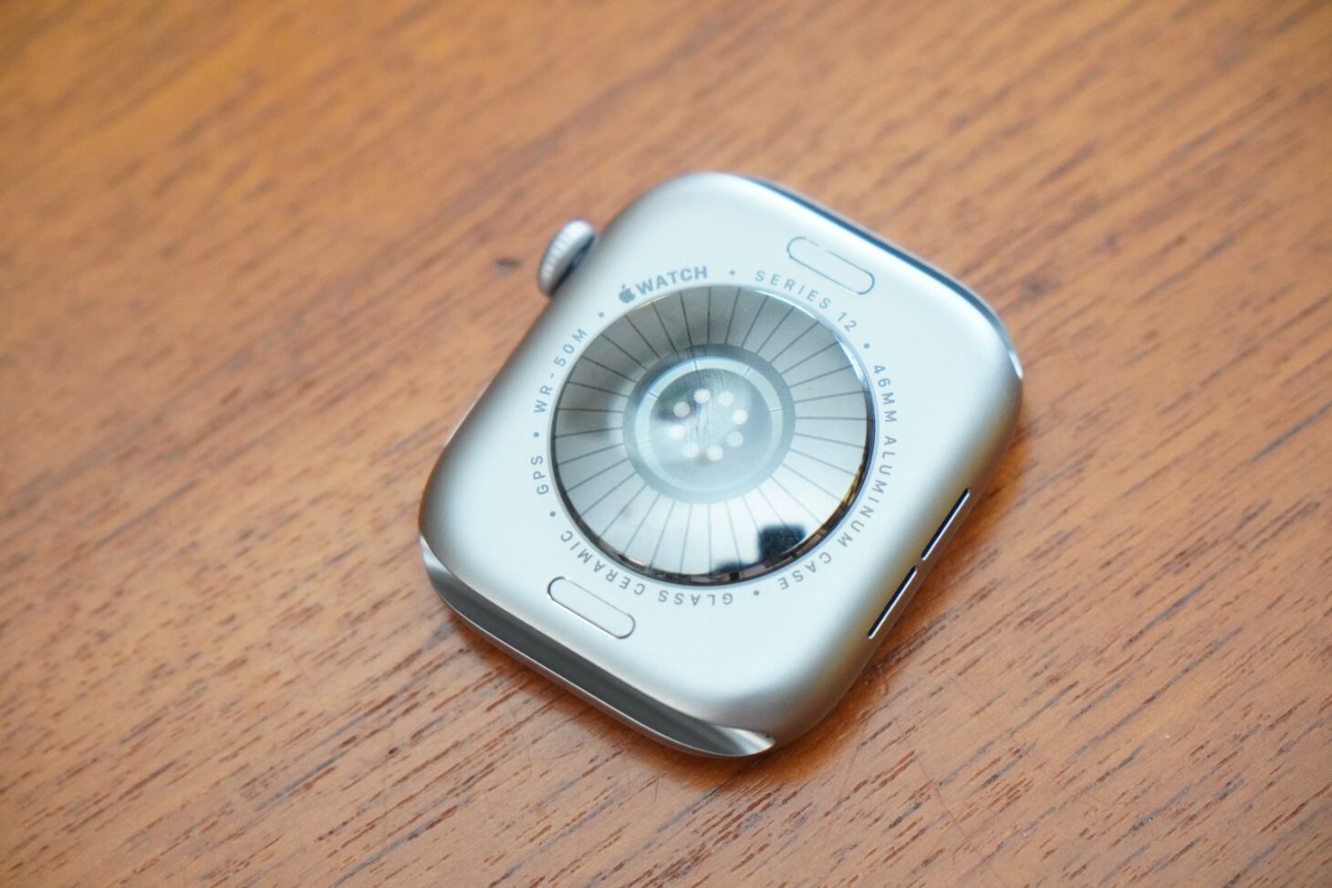 Apple Watch Series 12の裏ぶた。外周にSERIES 12、WR-50M、GLASS CERAMICの刻印がある