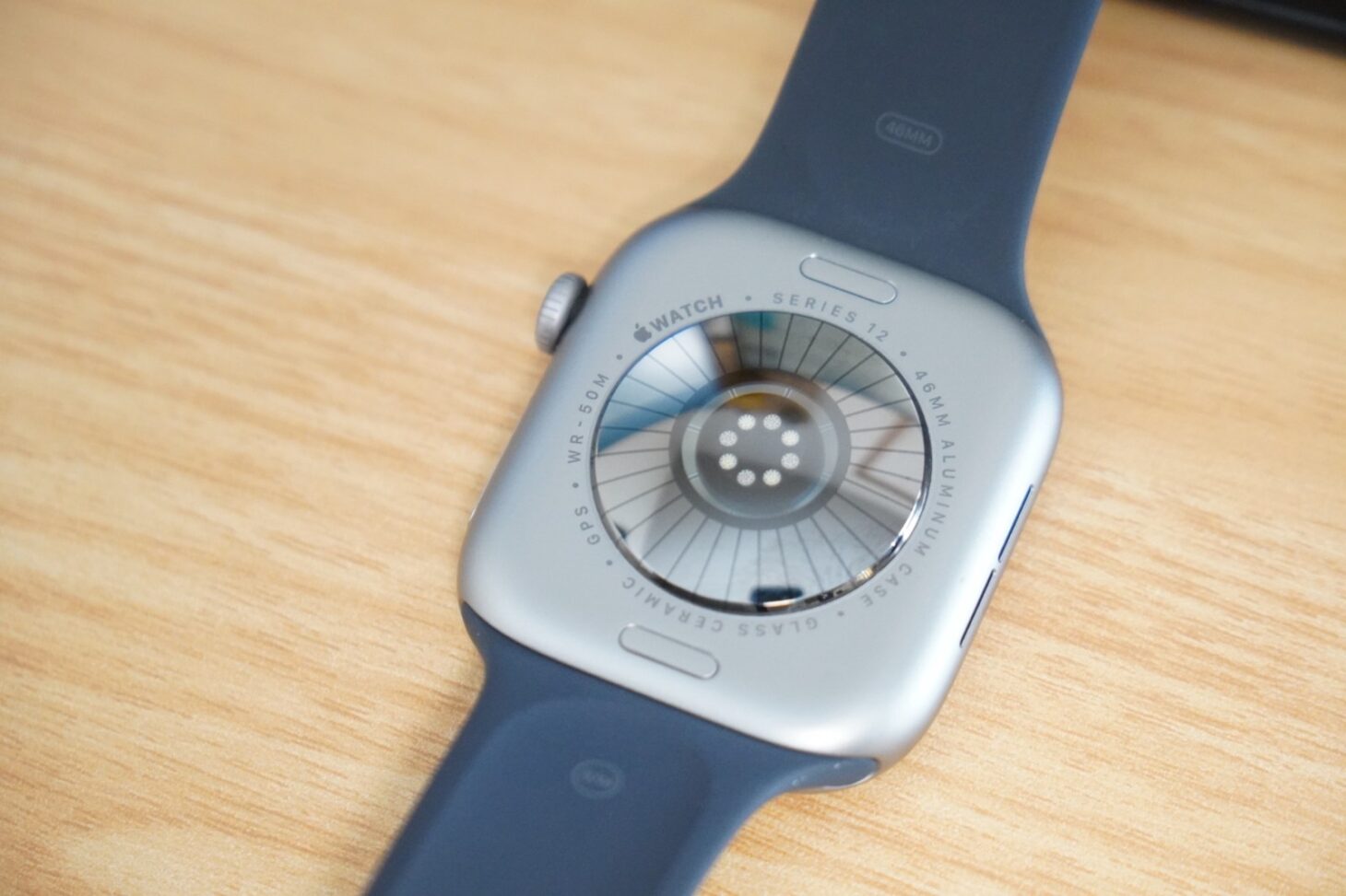 Apple Watch Series 12の裏ぶた。外周の電極が細い線で区切られている