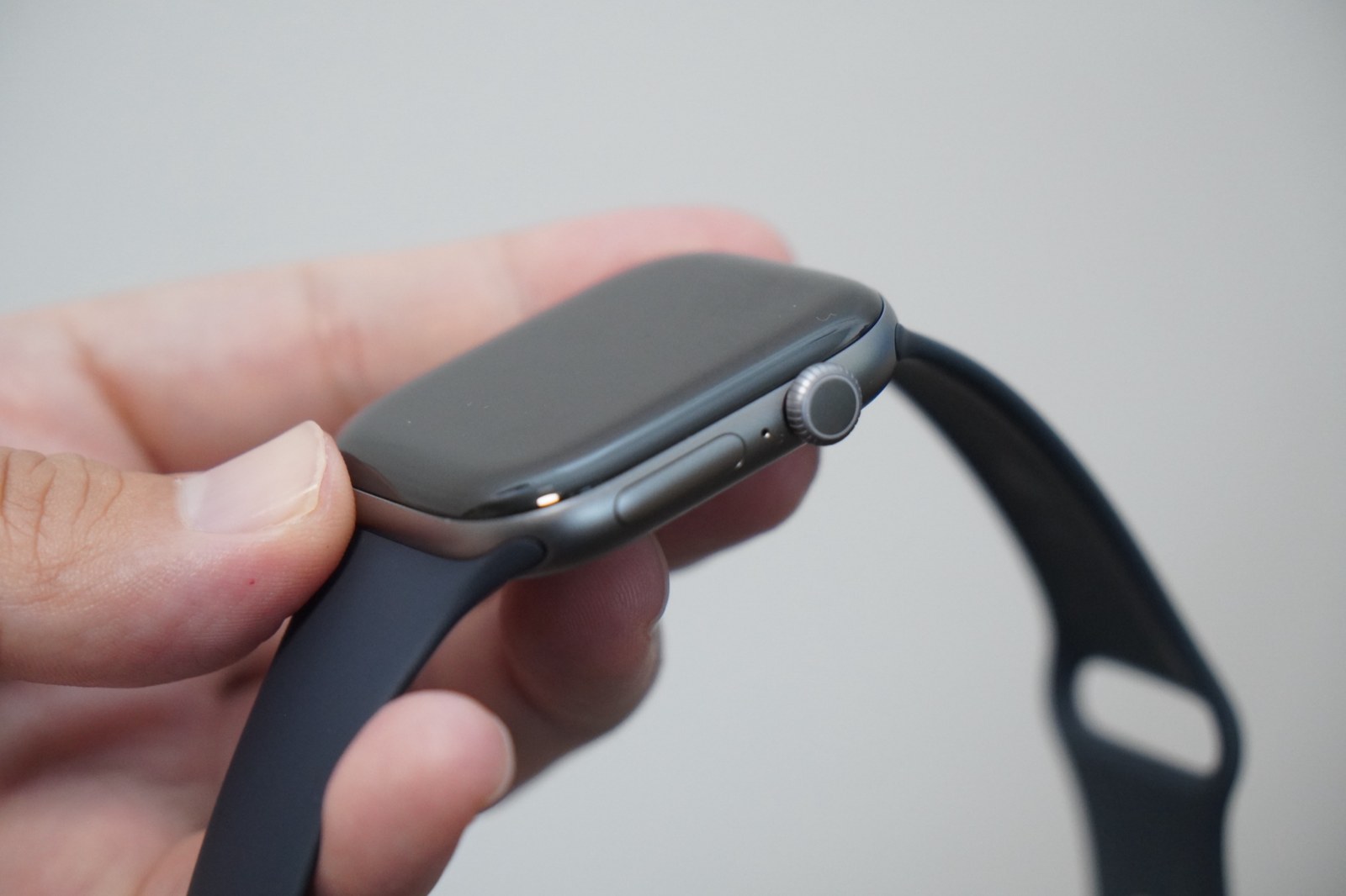 手に持ったApple Watch Series 12をDigital Crownとサイドボタンの側から見たところ