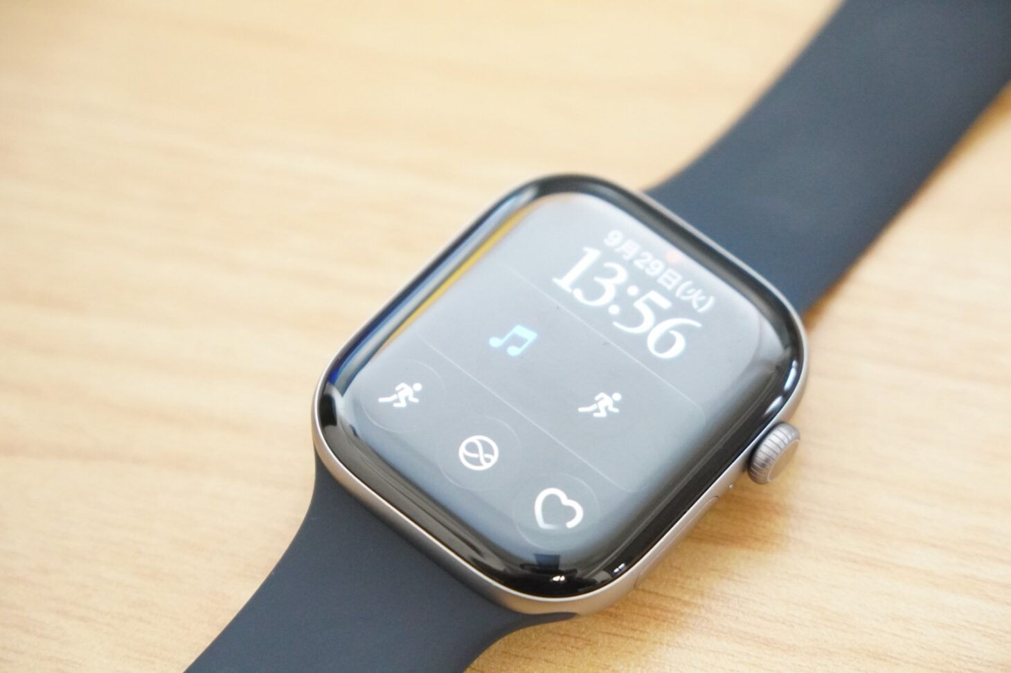 机に置いたApple Watch Series 12の46mm。モジュラー文字盤に日付と時刻が表示されている