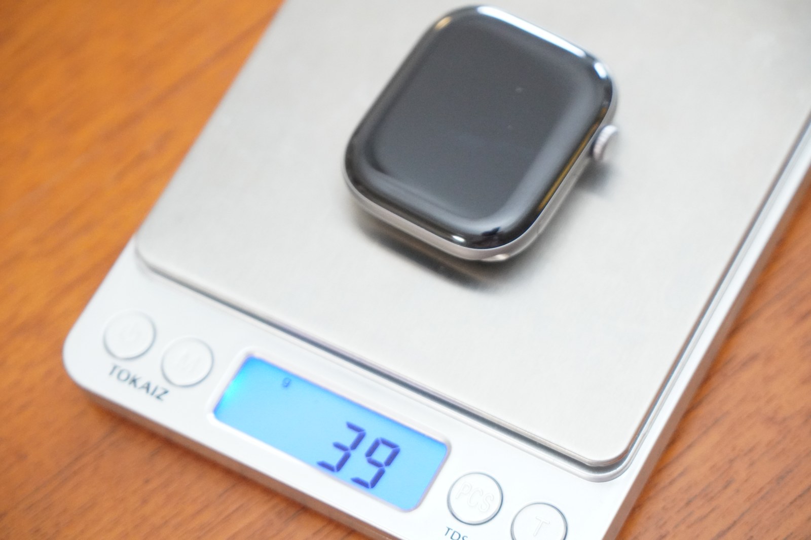 スケールに載せたApple Watch Series 12の本体。39gと表示されている