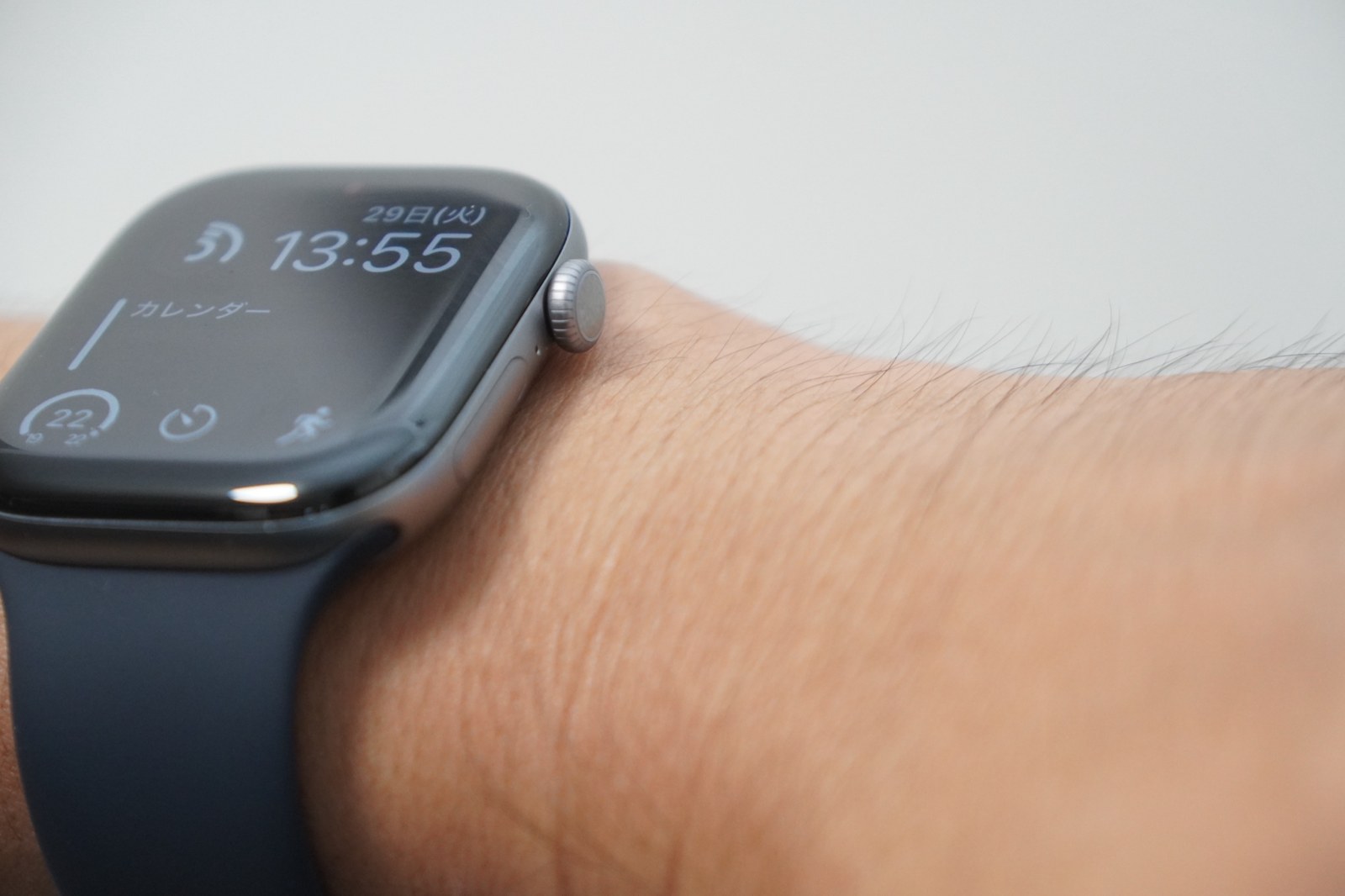 腕に着けたApple Watch Series 12をデジタルクラウンの側から見たところ