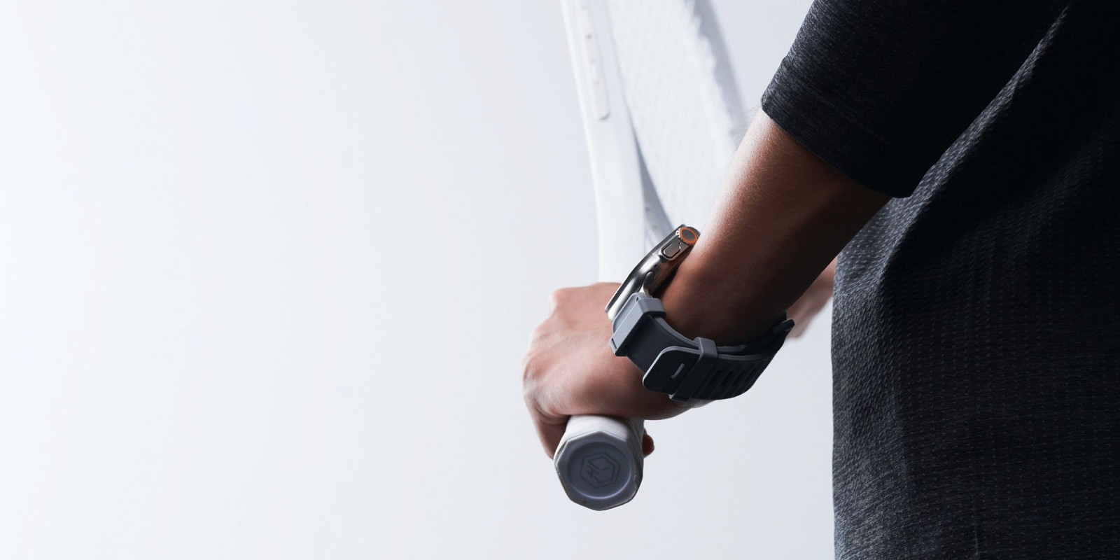 テニスラケットを握る腕に、グレーとブラックのAULUMU C05を装着したApple Watch Ultra