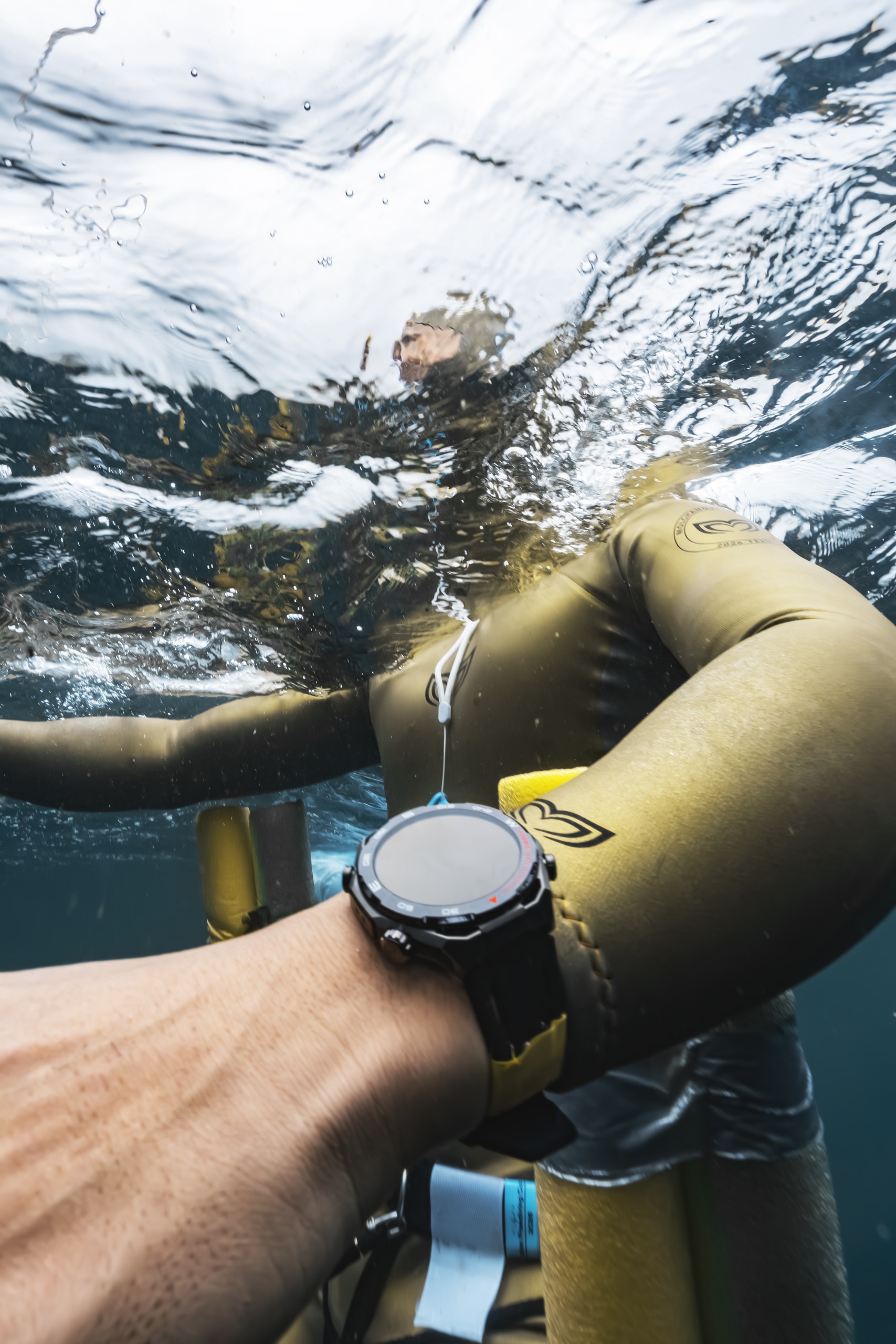 水中でHUAWEI WATCH Ultimate 2の画面を確認するフリーダイバー