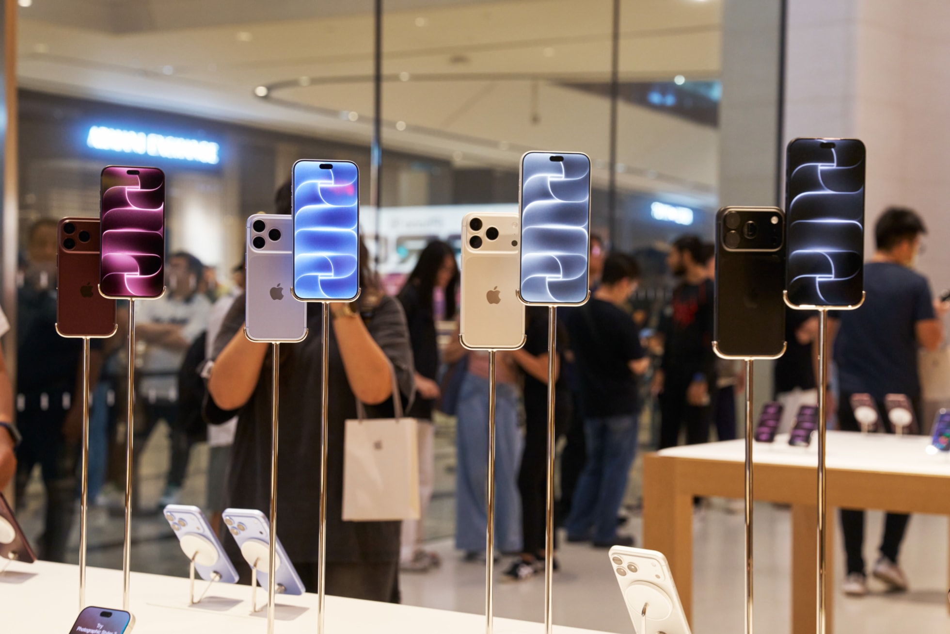 Apple The Exchange TRXに並ぶiPhone 18 Proのディスプレイ。