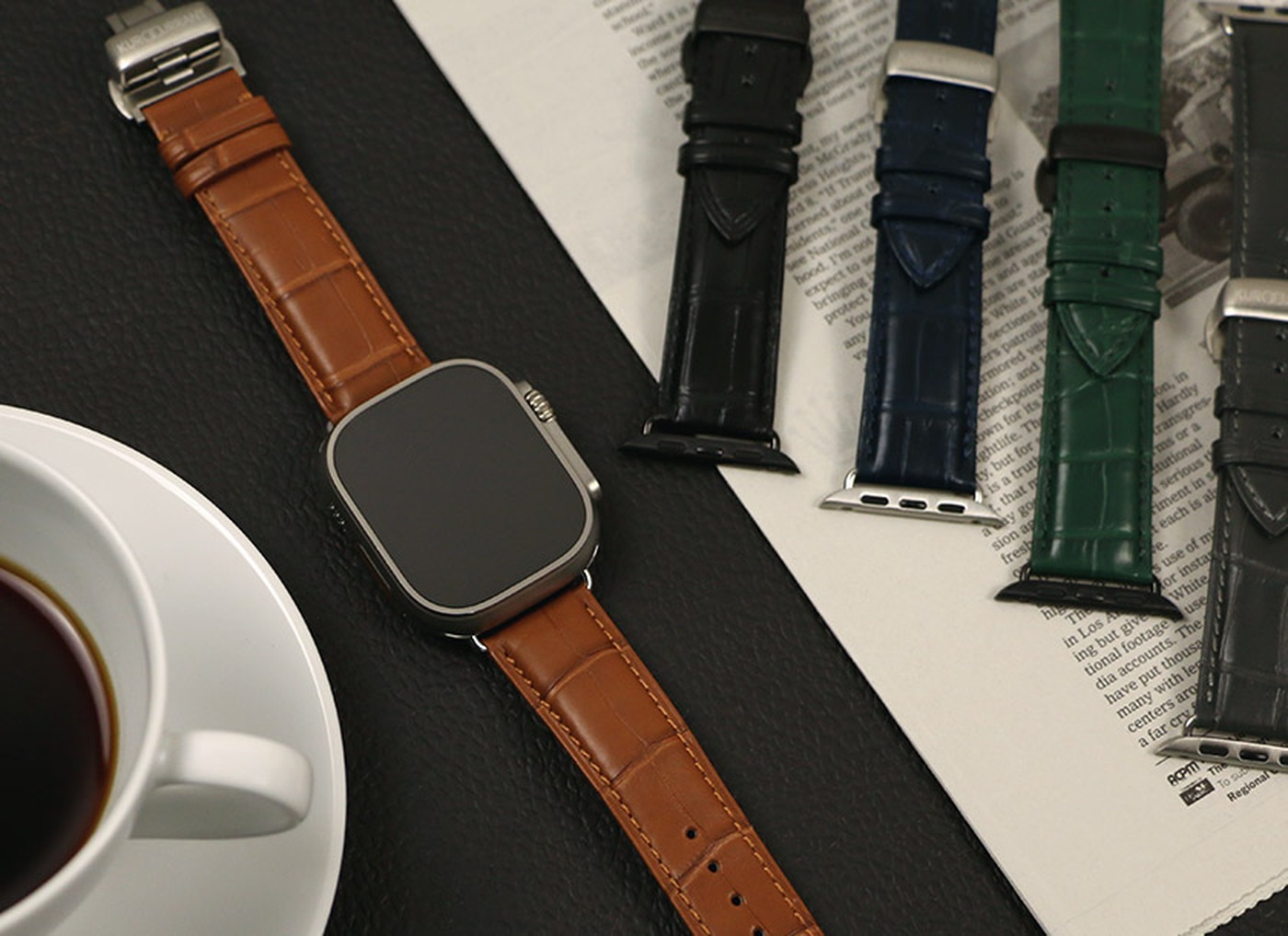 KUROCURRANTのApple Watchバンド Prestige ALLIGATORの全5色。手前はゴールドブラウンを装着したApple Watch