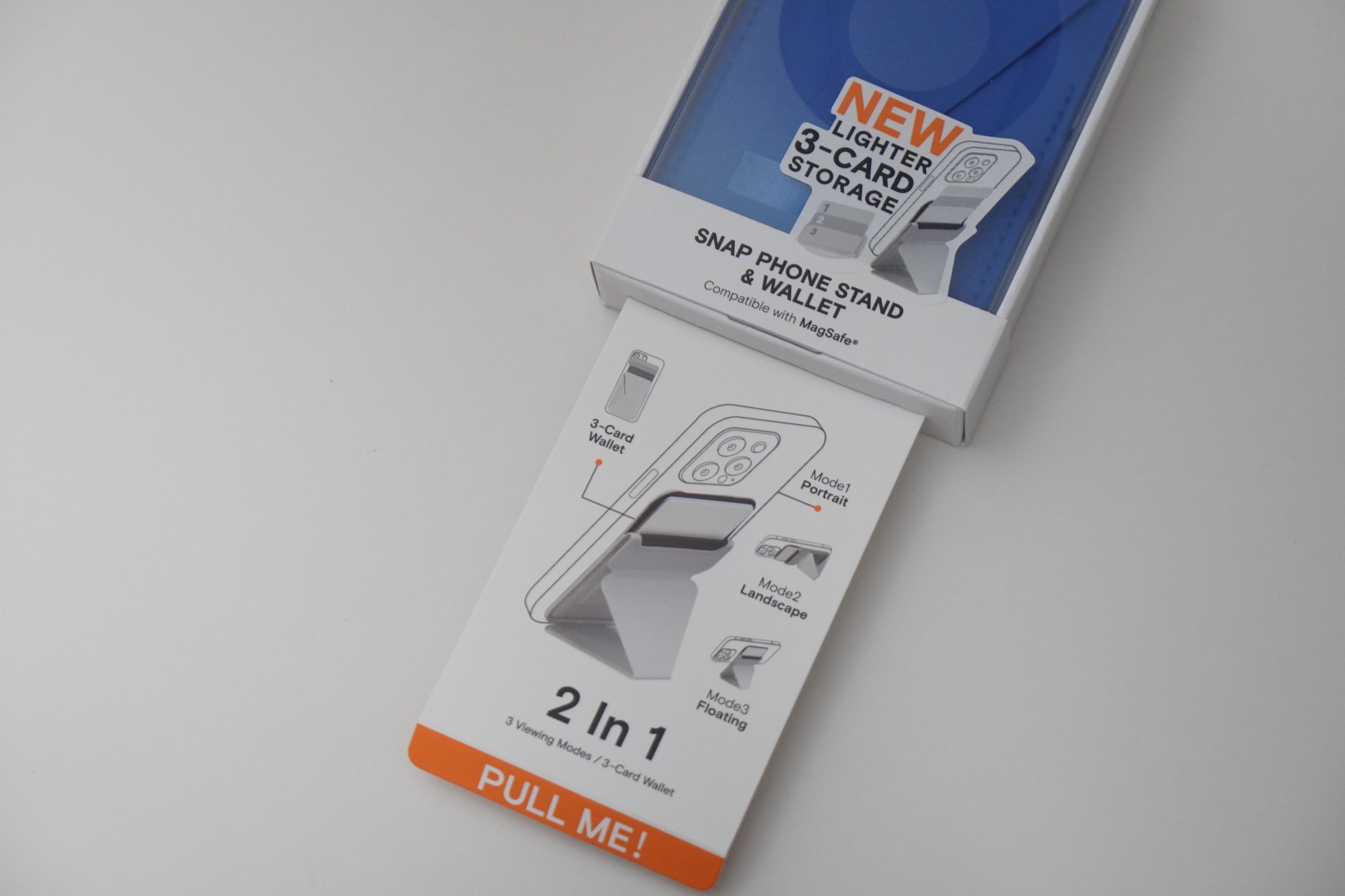 パッケージの内箱を引き出したところ。2 in 1の説明とPULL ME!のタブが見える