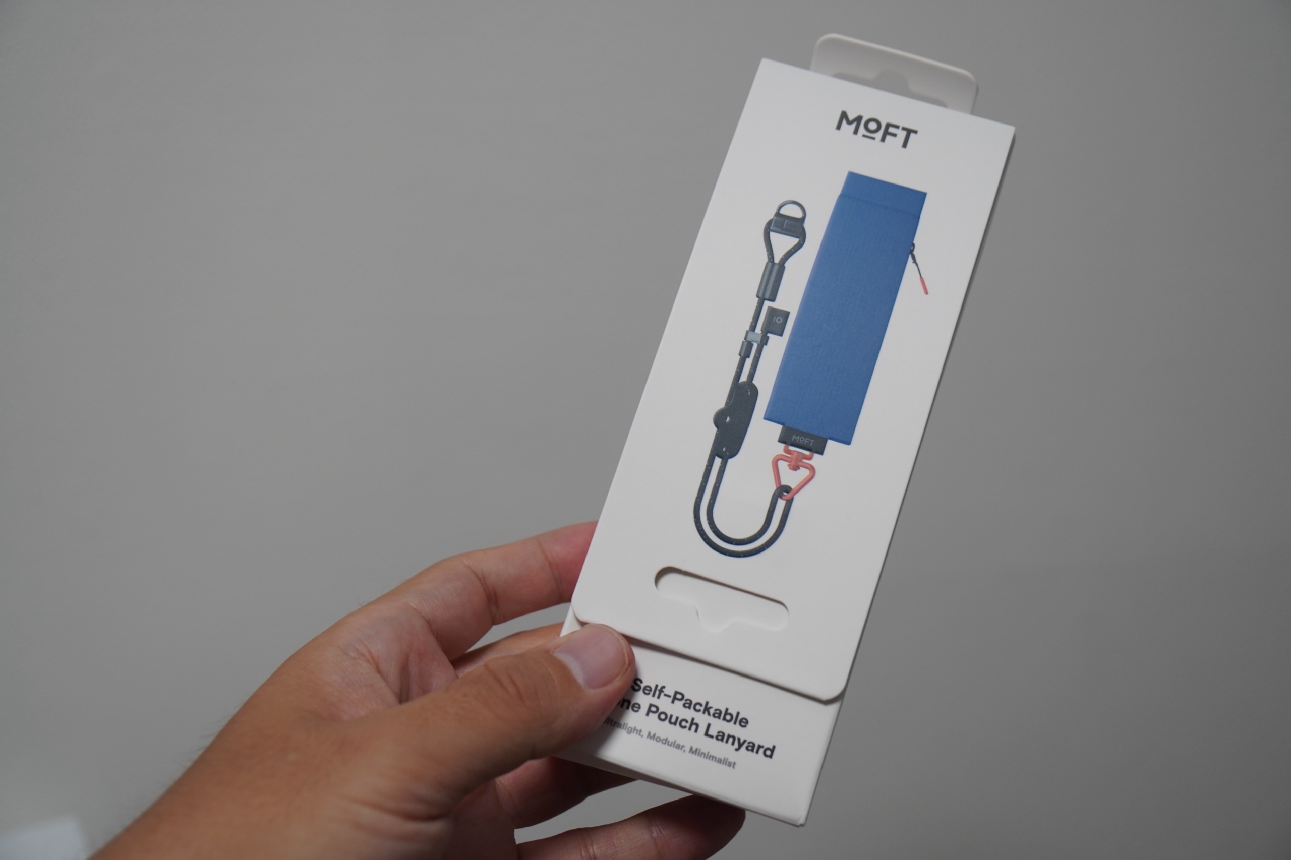 MOFT Self-Packable Phone Pouch Lanyardのパッケージを手に持ったところ