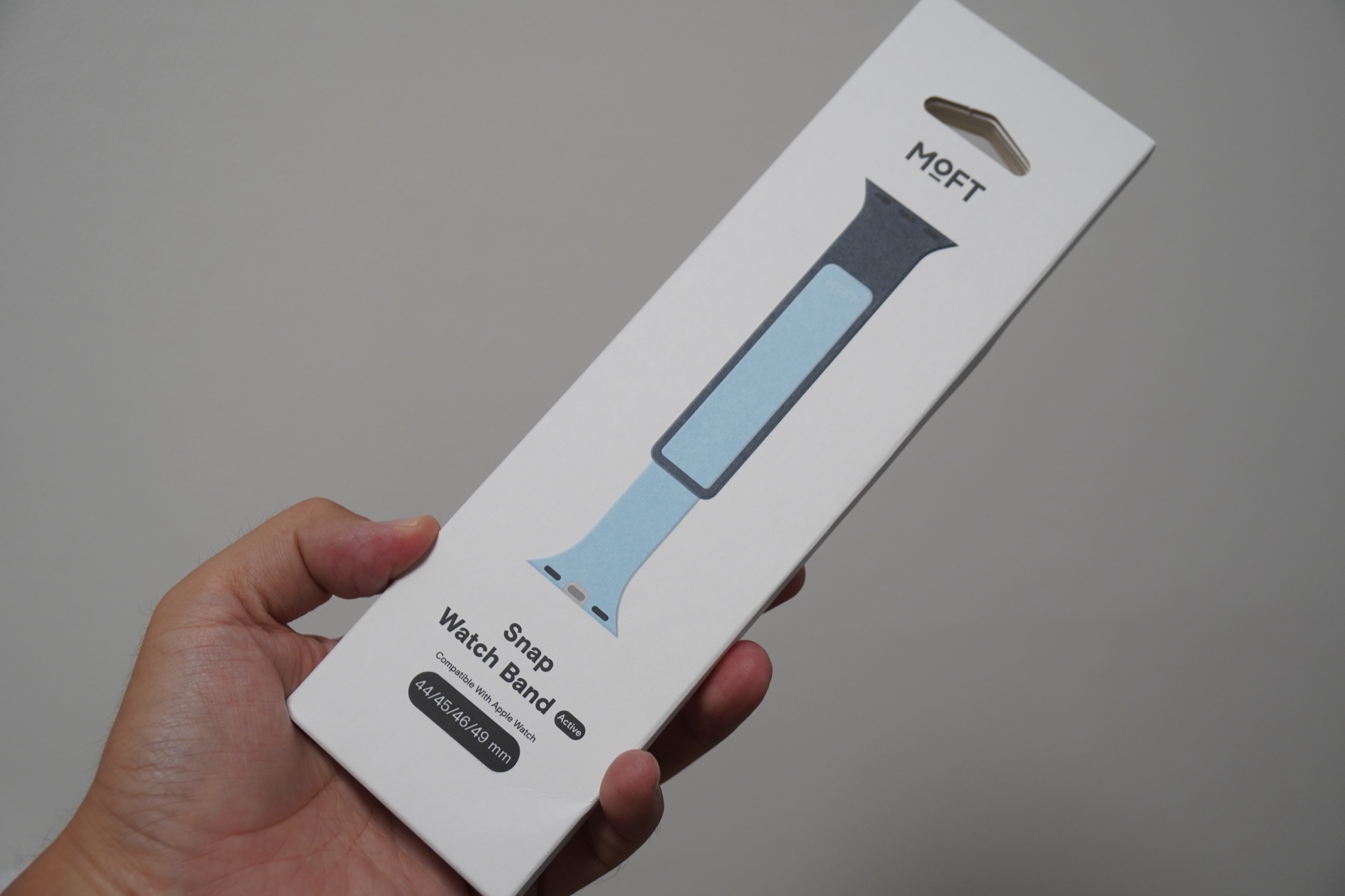MOFT Snap Watch Band Activeのパッケージを手に持ったところ。44/45/46/49mm対応の表記がある