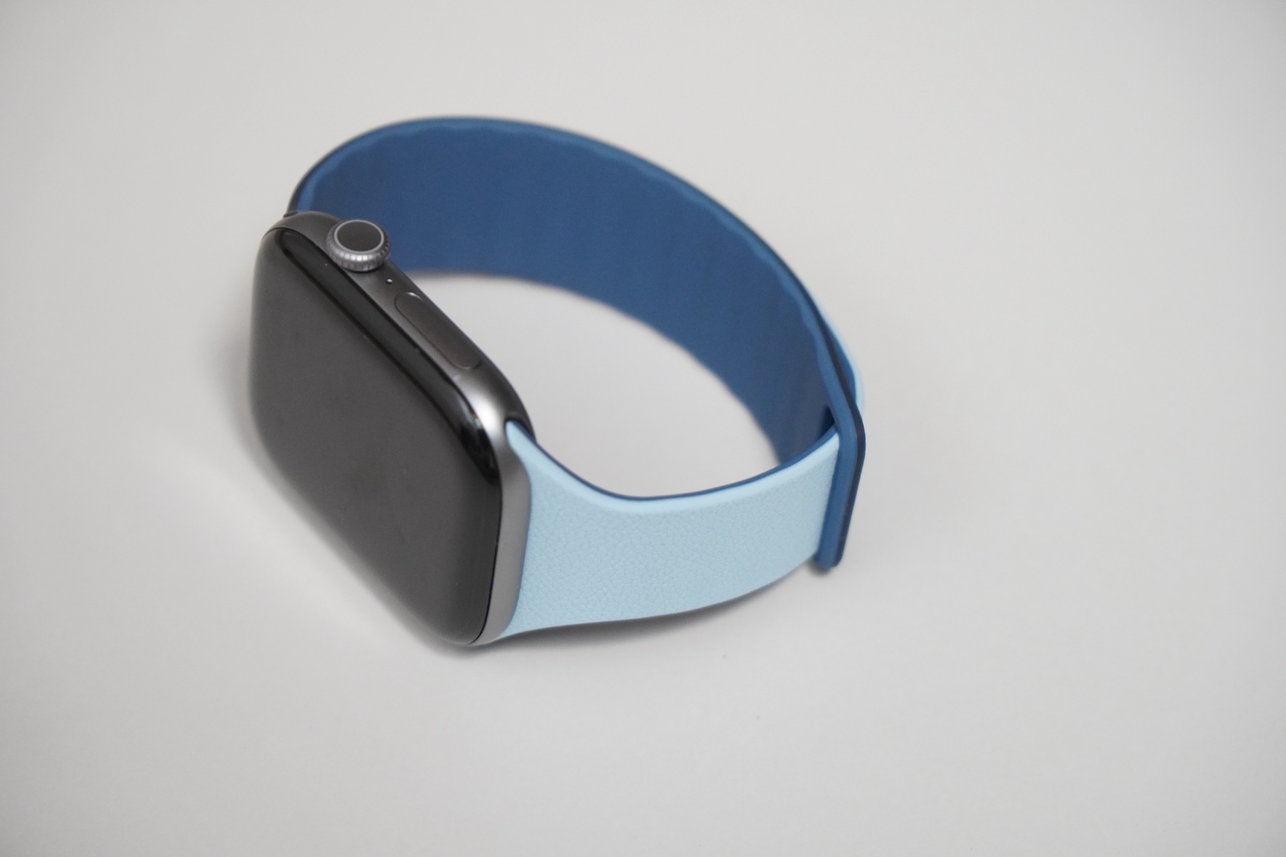 Apple Watchに着けて輪にしたMOFT Apple Watchバンド Active