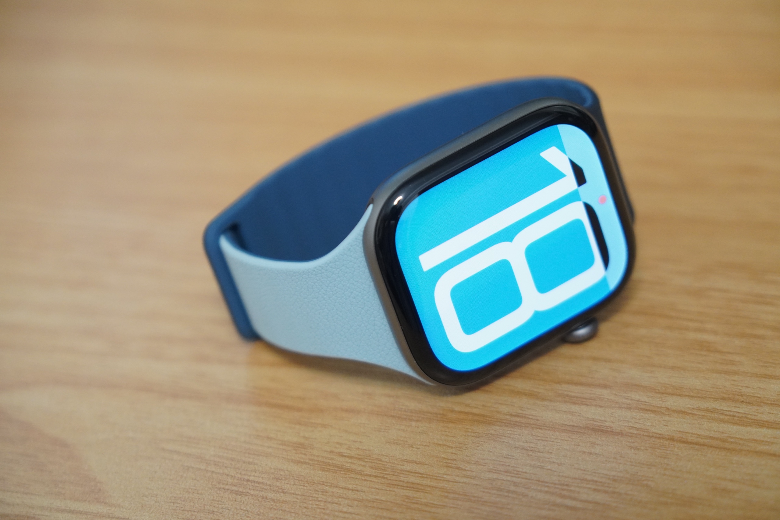 ディープブルー×ミストブルーのMOFT Apple Watchバンド Activeを付けたApple Watchを机に置いたところ。文字盤側に水色のバンド、奥に濃い青のバンドが見える