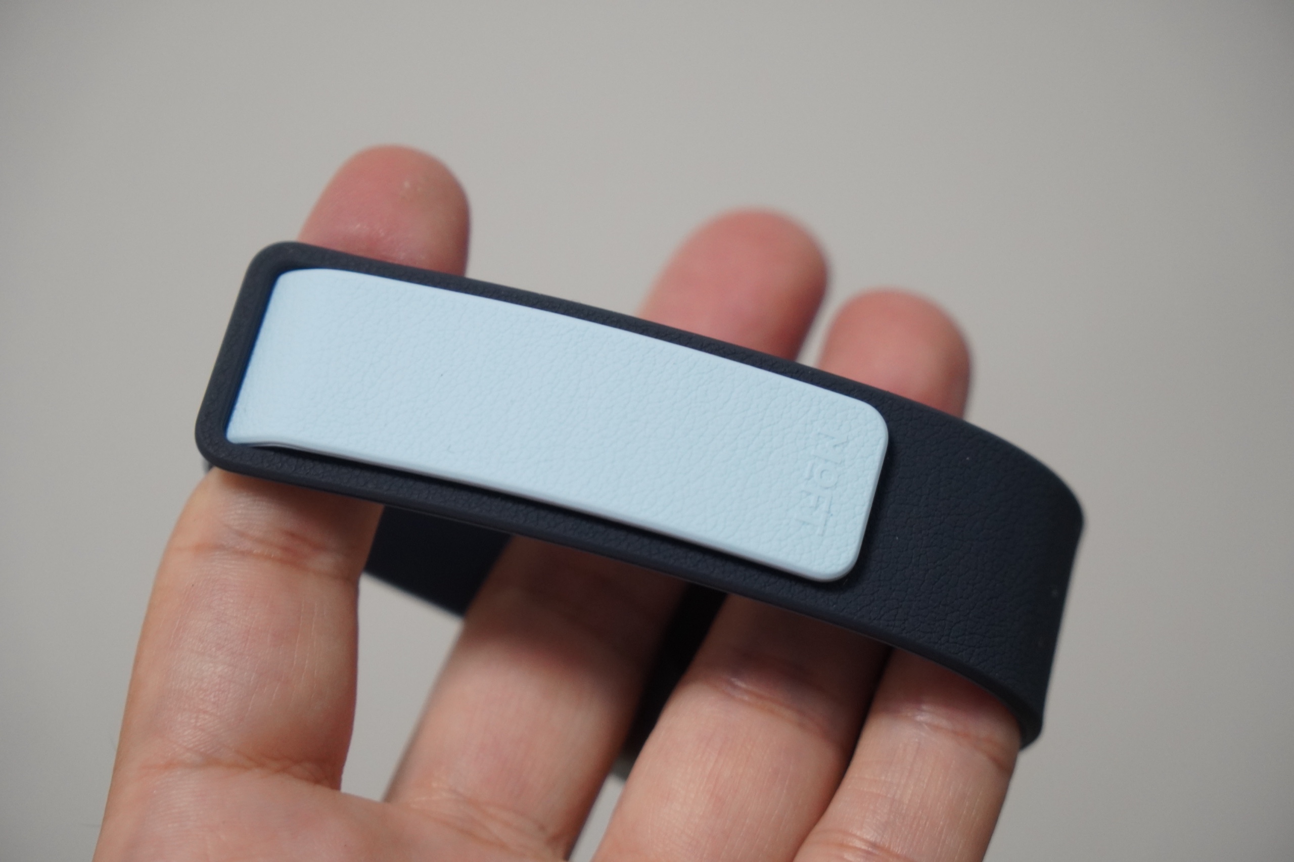 濃い紺のロングバンドの穴に水色のショートバンドを通し、その上に重ねて留めたMOFT Apple Watchバンド Active