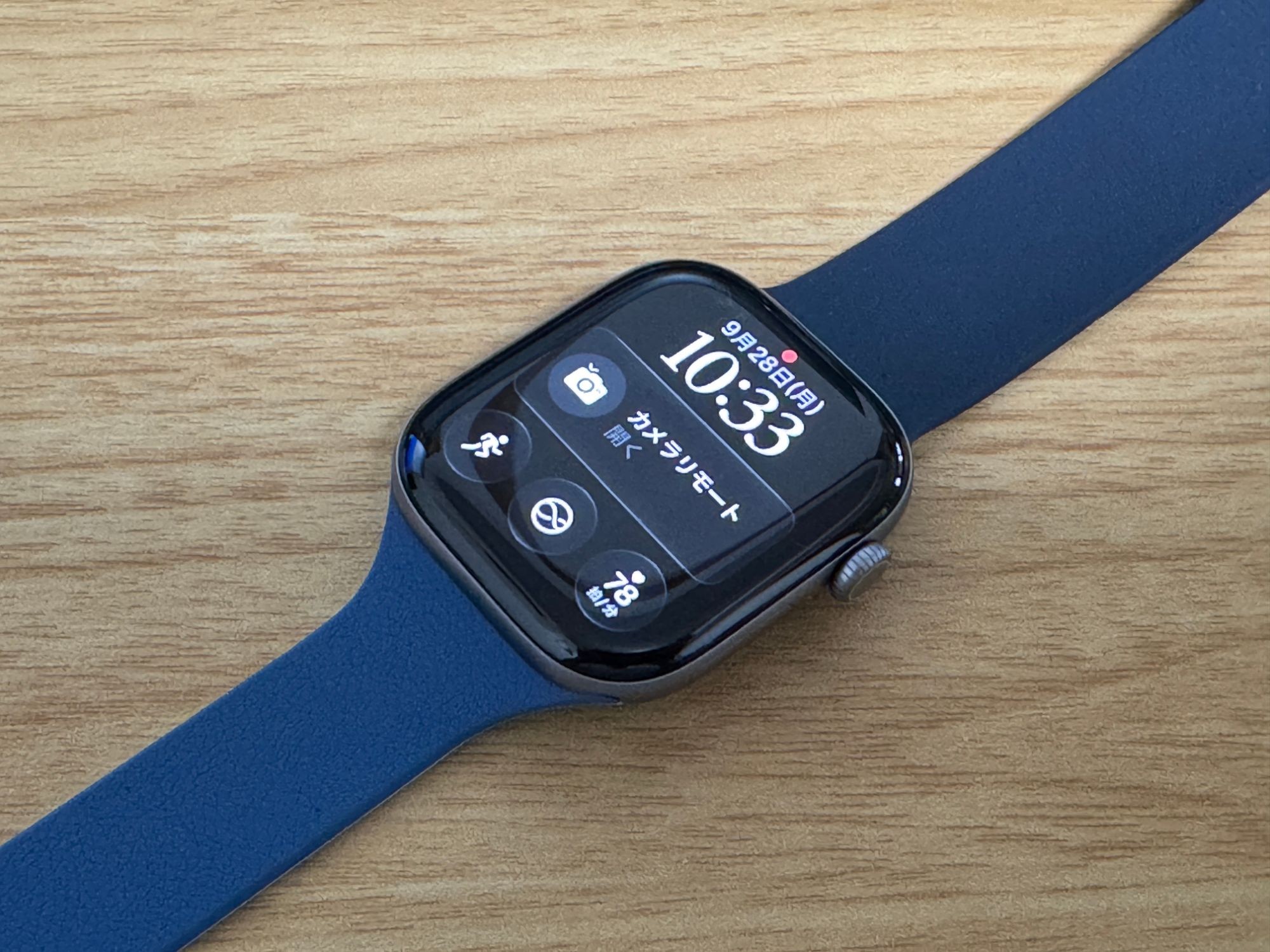 明るい水色の面を裏返して隠し、上下とも濃い青にそろえたMOFT Apple Watchバンド ActiveをApple Watchに付けて机に置いたところ