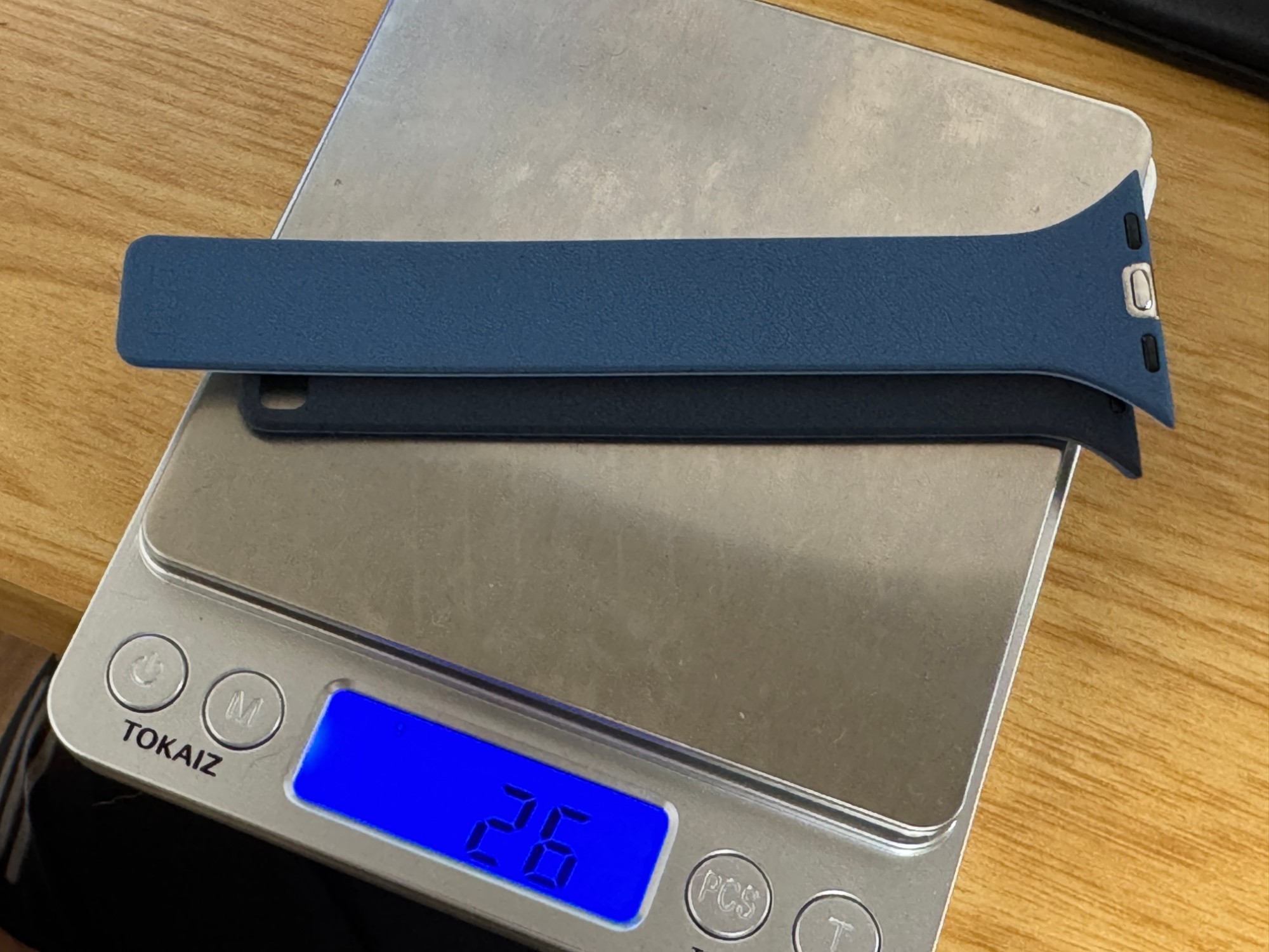 MOFT Apple Watchバンド Activeの2本をキッチンスケールに載せたところ。表示は26gを指している