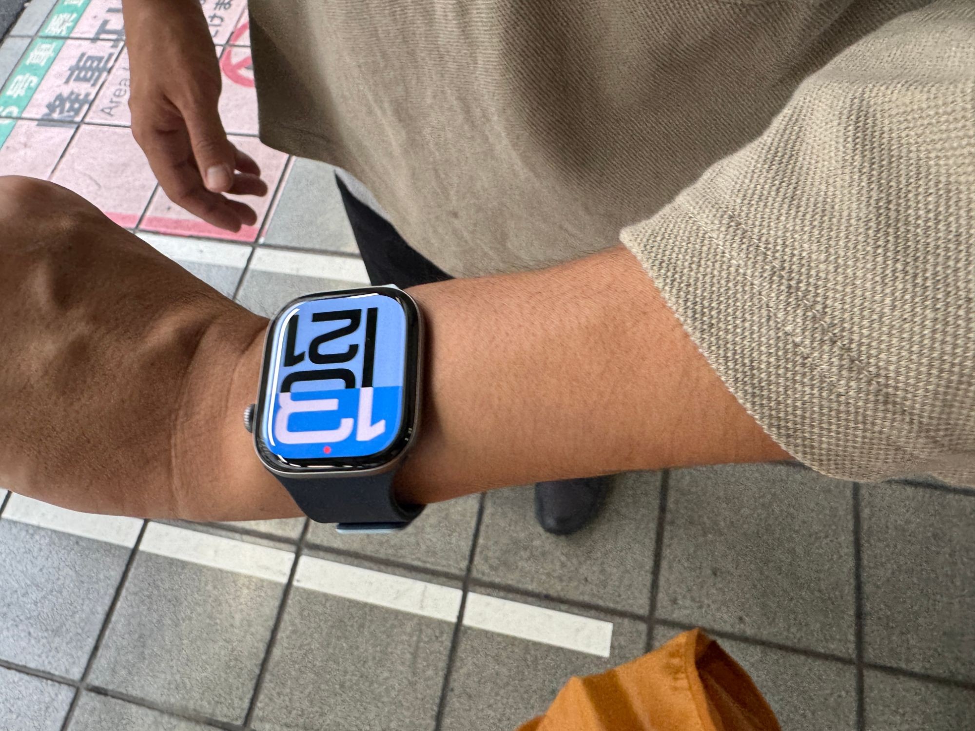腕に着けたApple Watchを真上から見たところ。濃い紺のバンドで手首に沿って留まっている