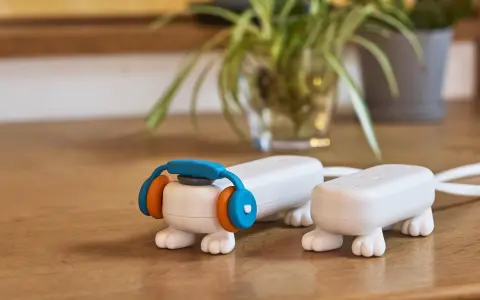 ELPAが4本脚のデザイン電源タップ「モンタップ」をMakuakeで先行販売｜16種のフィギュアキャップはトラッキング防止を兼ねる