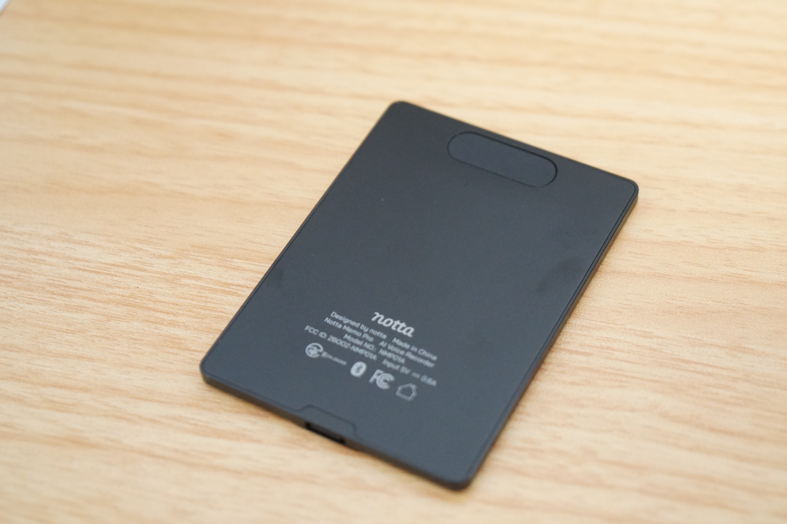 Notta Memo Pro本体の裏面。平らな面にnottaの表記と型番などが入っている