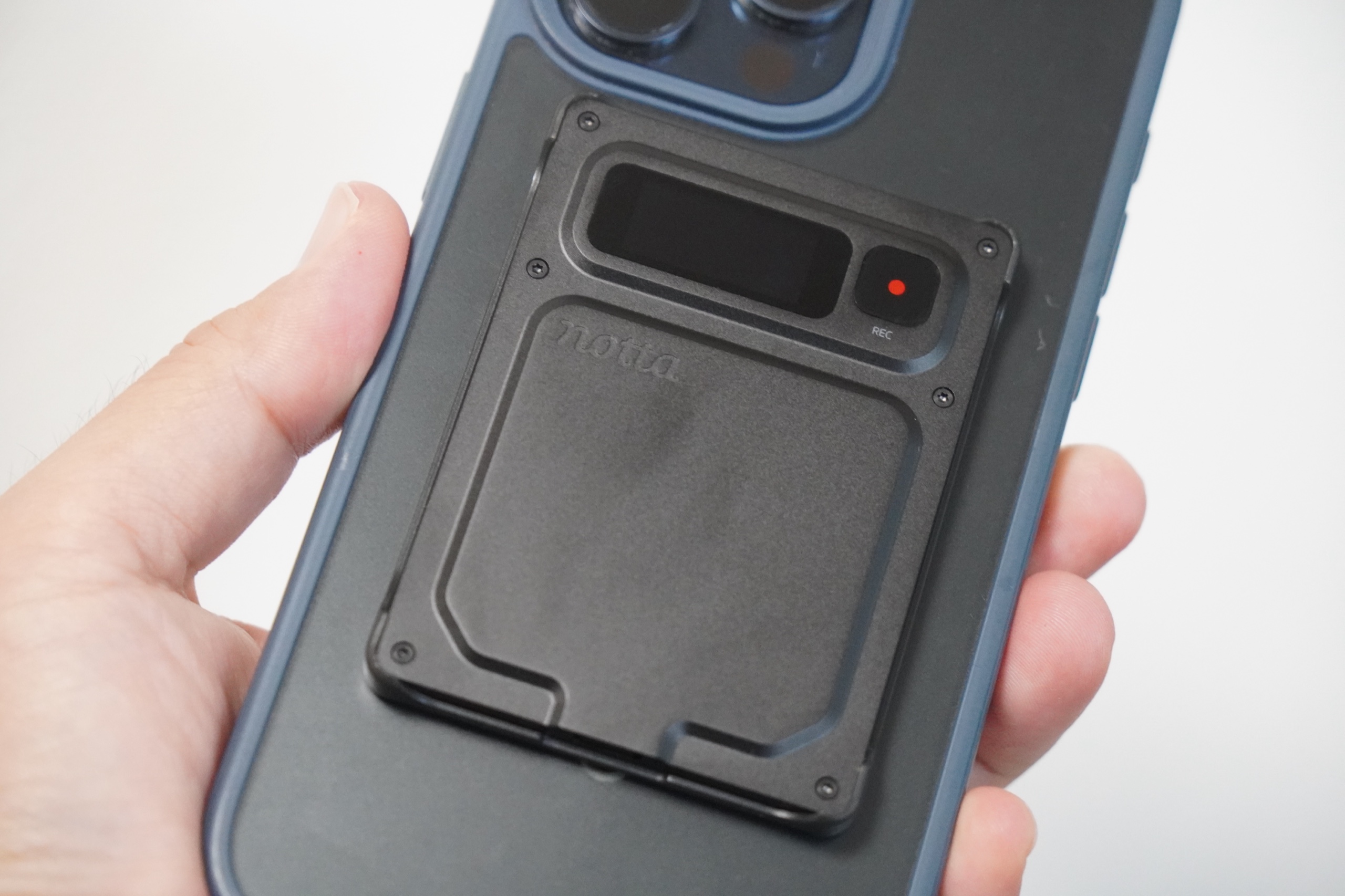 ケースを付けたNotta Memo ProをiPhoneの背面にMagSafeで付けたところ