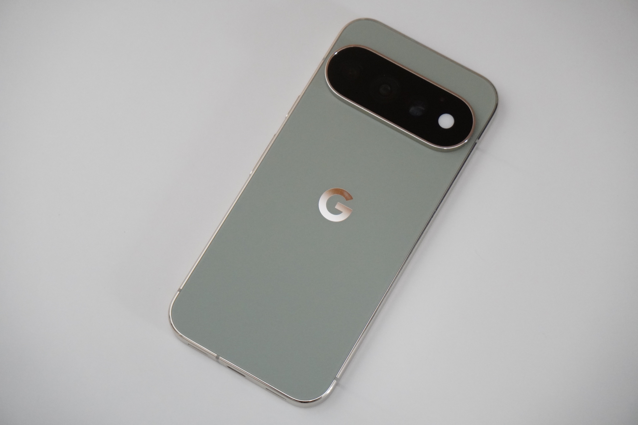 Google Pixel 11 Pro の背面。上部に横長のカメラバーがあり、中央にGのロゴが入っている