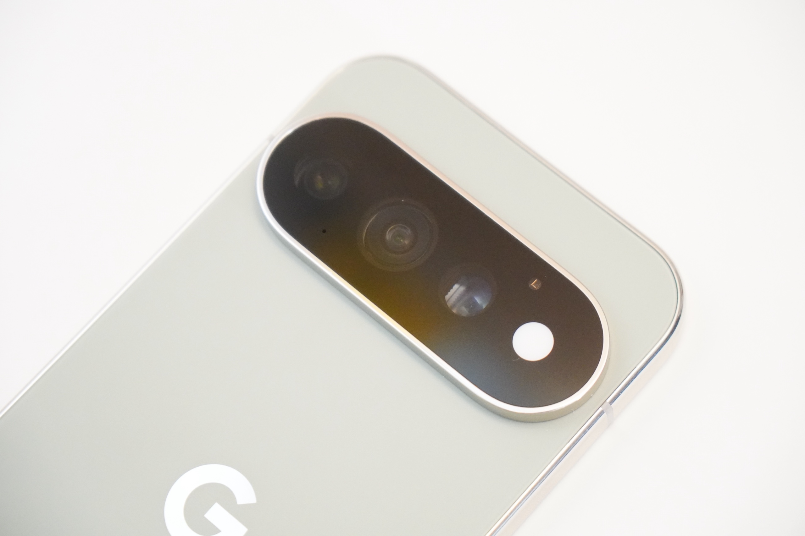 Pixel 11 Pro のカメラバーの寄り。広角・望遠・超広角の3つのレンズとフラッシュが横一列に並んでいる