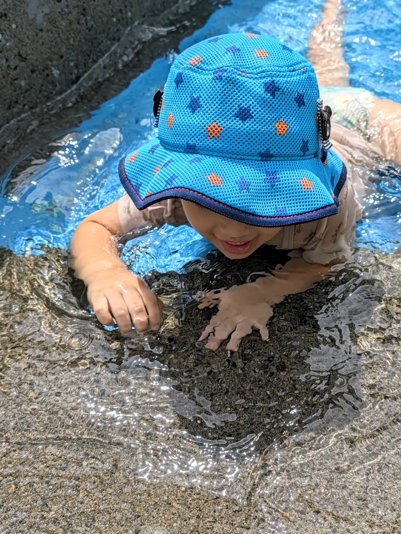 マジックキャプチャーの切り出し。水面に手を入れる瞬間で、飛んだしぶきの粒まで止まっている