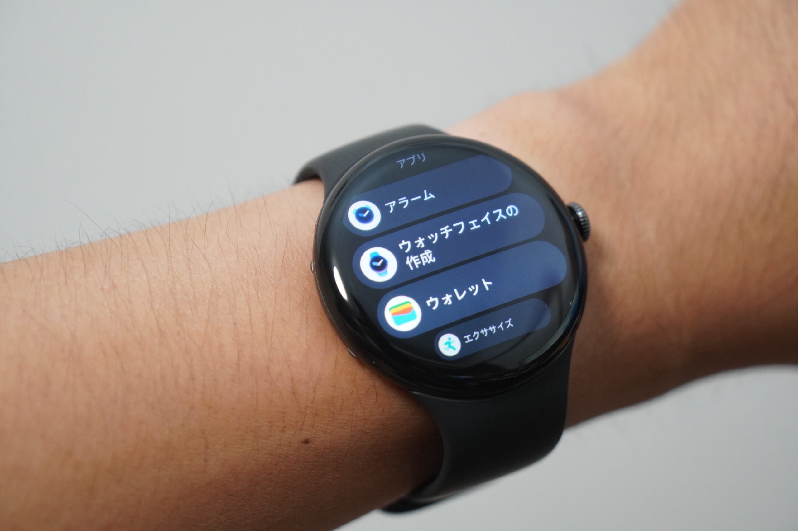 Pixel Watch 5のアプリ一覧。アラーム、ウォッチフェイスの作成、ウォレット、エクササイズが縦に並んでいる