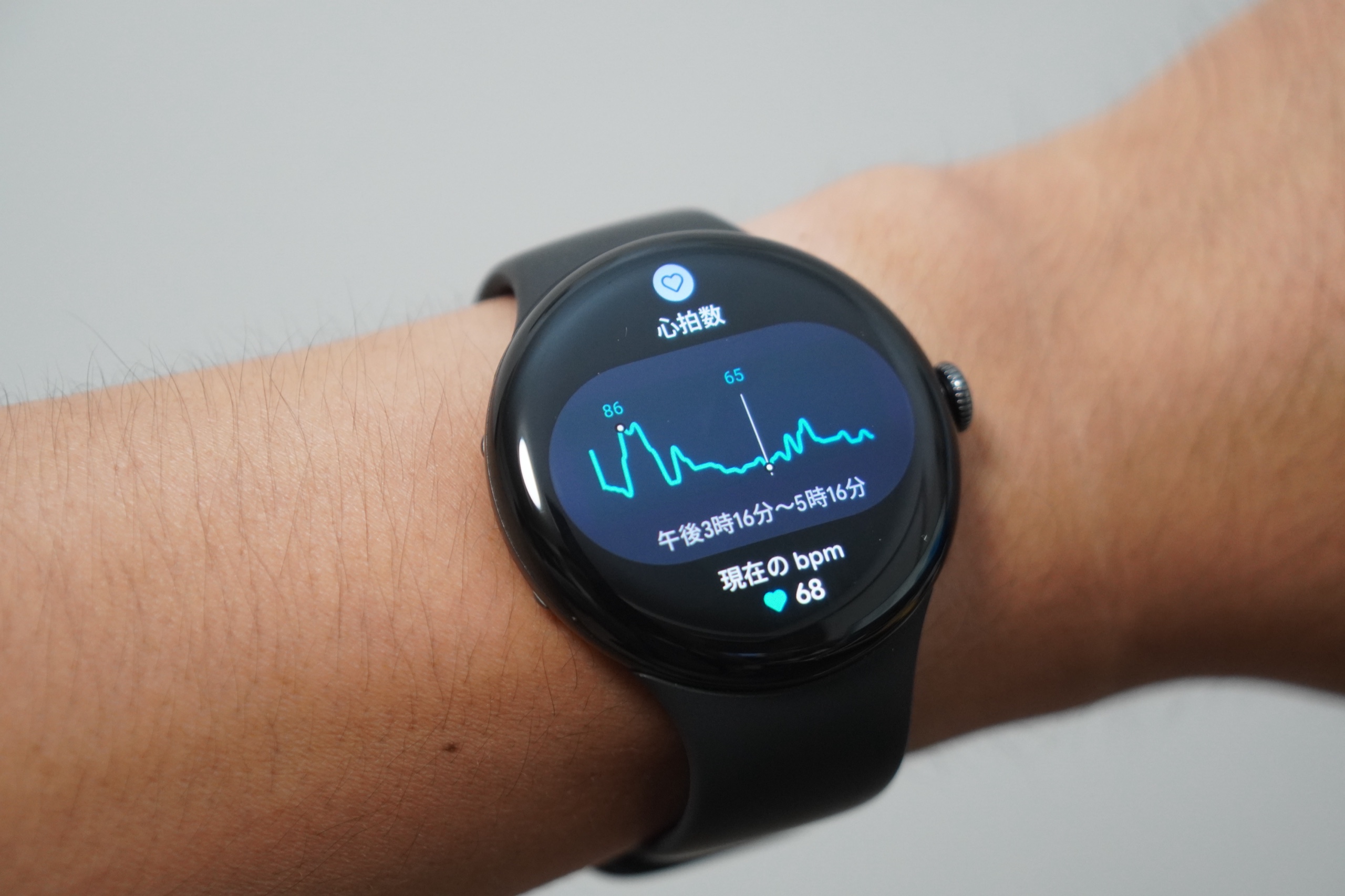 Pixel Watch 5の心拍数の画面。午後3時16分から5時16分の波形で最高86、最低65、現在68bpmと表示されている