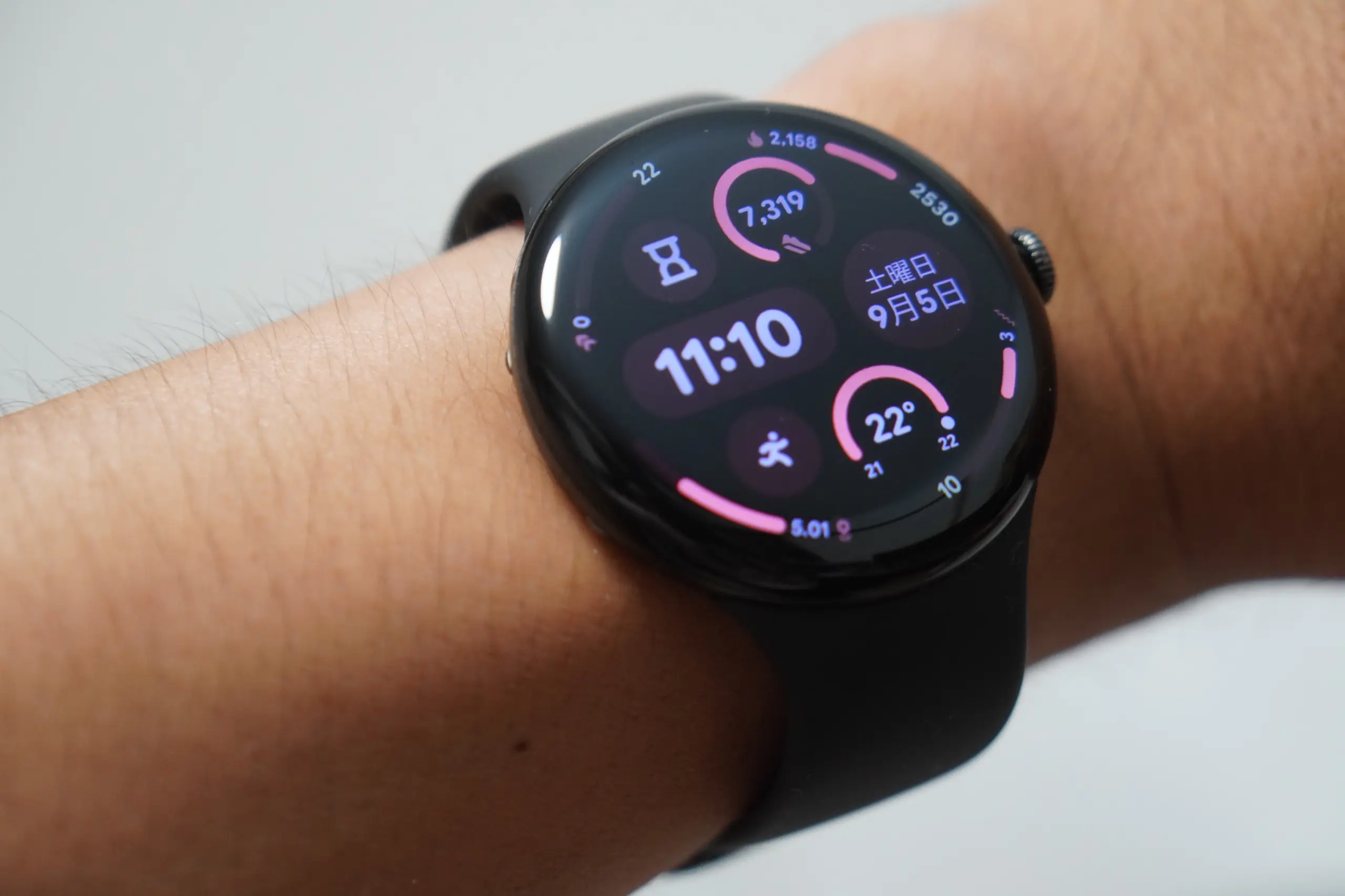 腕に着けたGoogle Pixel Watch 5（45mm）。文字盤に11時10分、9月5日土曜日、歩数7,319、気温22度が表示されている