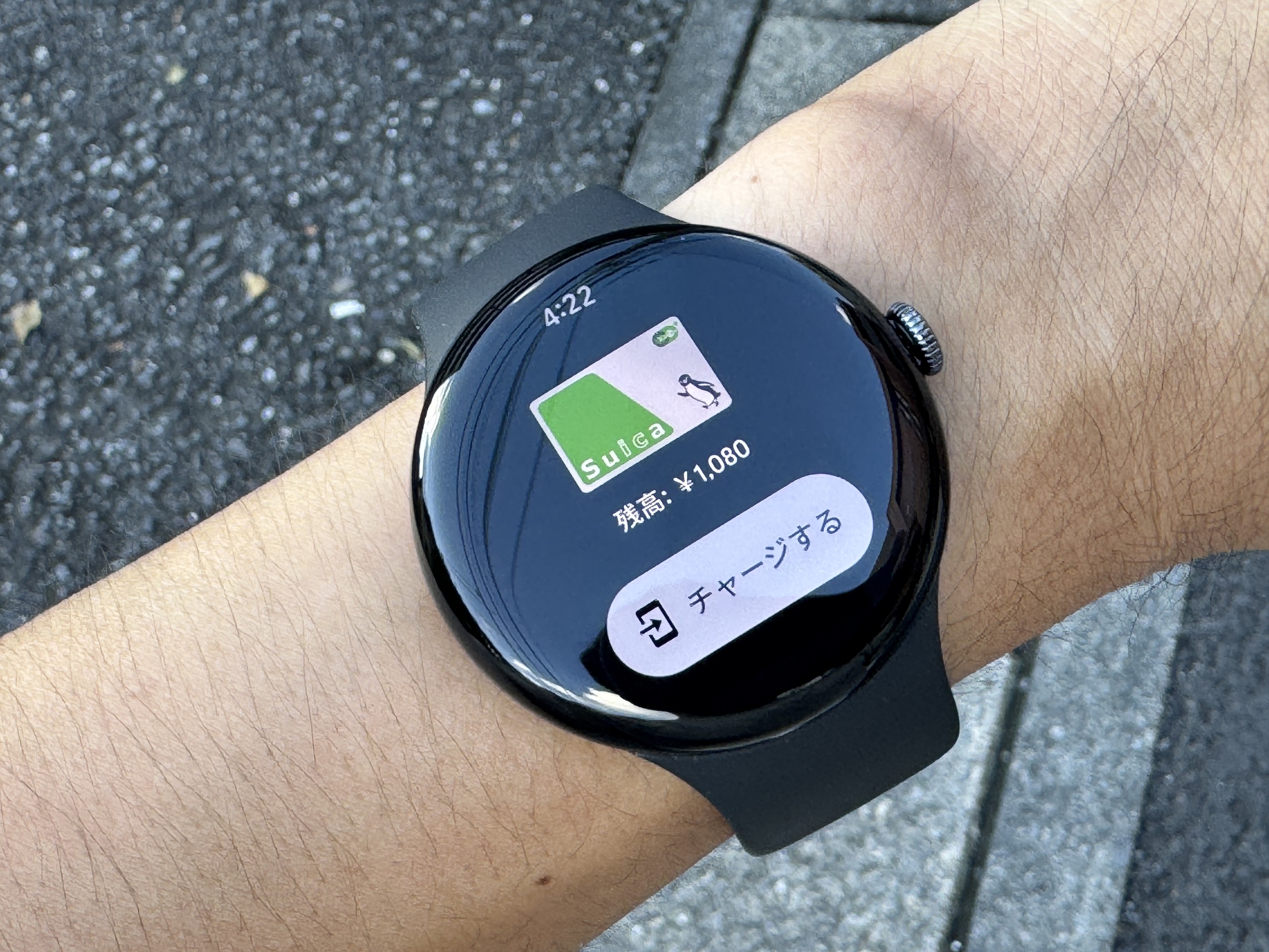 Pixel Watch 5の画面に表示されたSuicaの残高1,080円とチャージするボタン