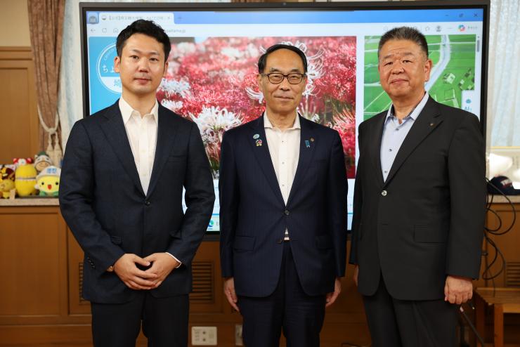 埼玉県知事室での表敬訪問の記念写真。左からアンカー・ジャパンの猿渡歩代表取締役CEO、大野元裕知事、松田産業の池田一夫環境ソリューション事業部長