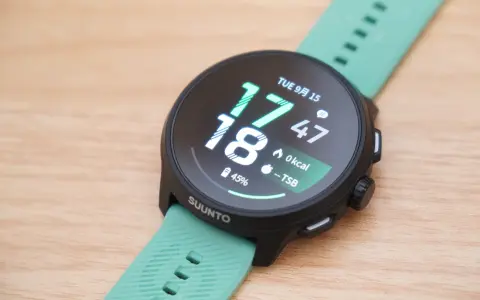 Suunto Run 2と初代Suunto Runを公式スペックで全比較｜輝度600→2,000ニト、本体に地図、GPS駆動は4時間増