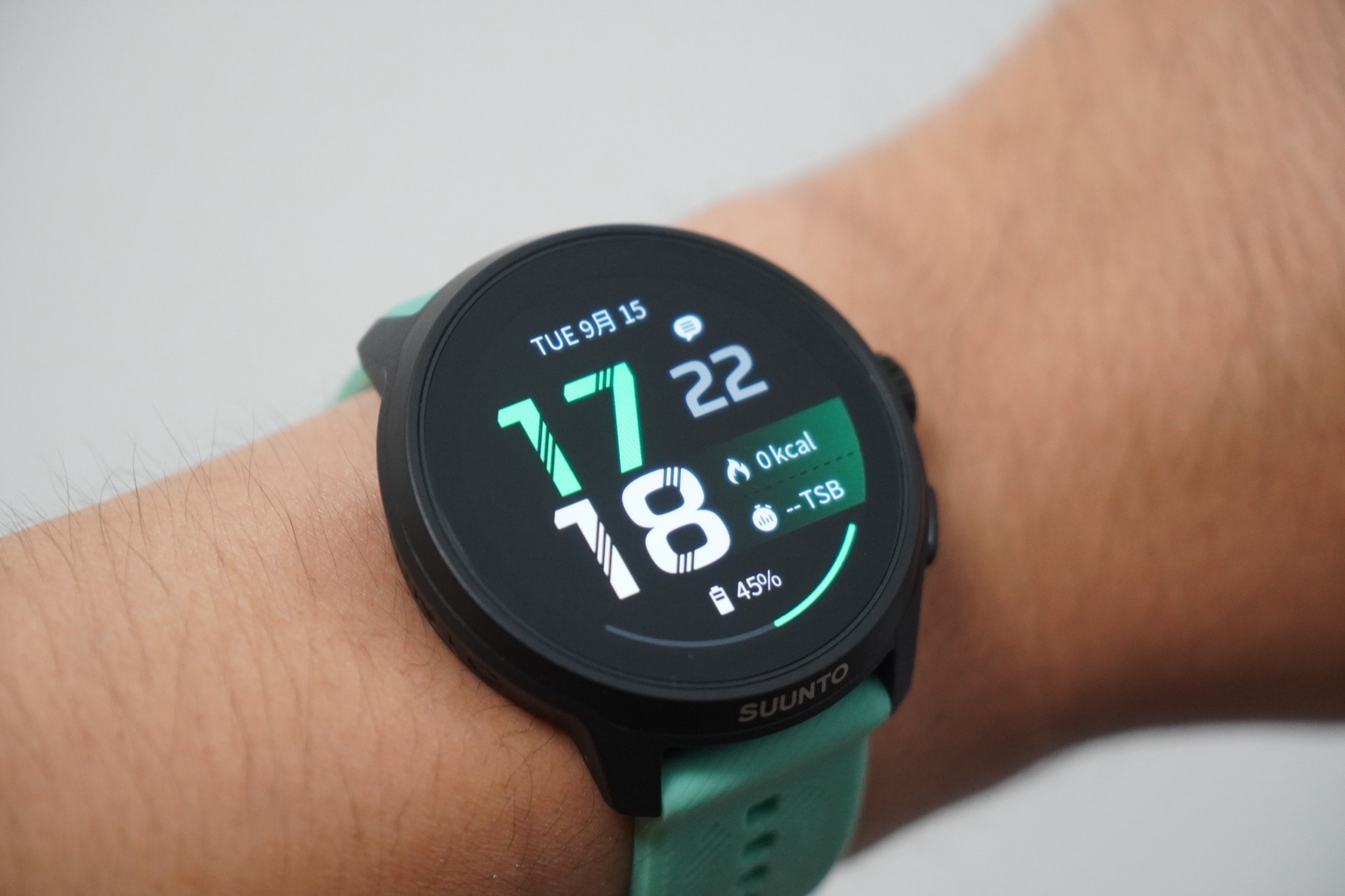 Suunto Run 2を手首に装着し、斜め横から見たところ。ステンレススチール製ベゼルと右側面のボタンが見えている
