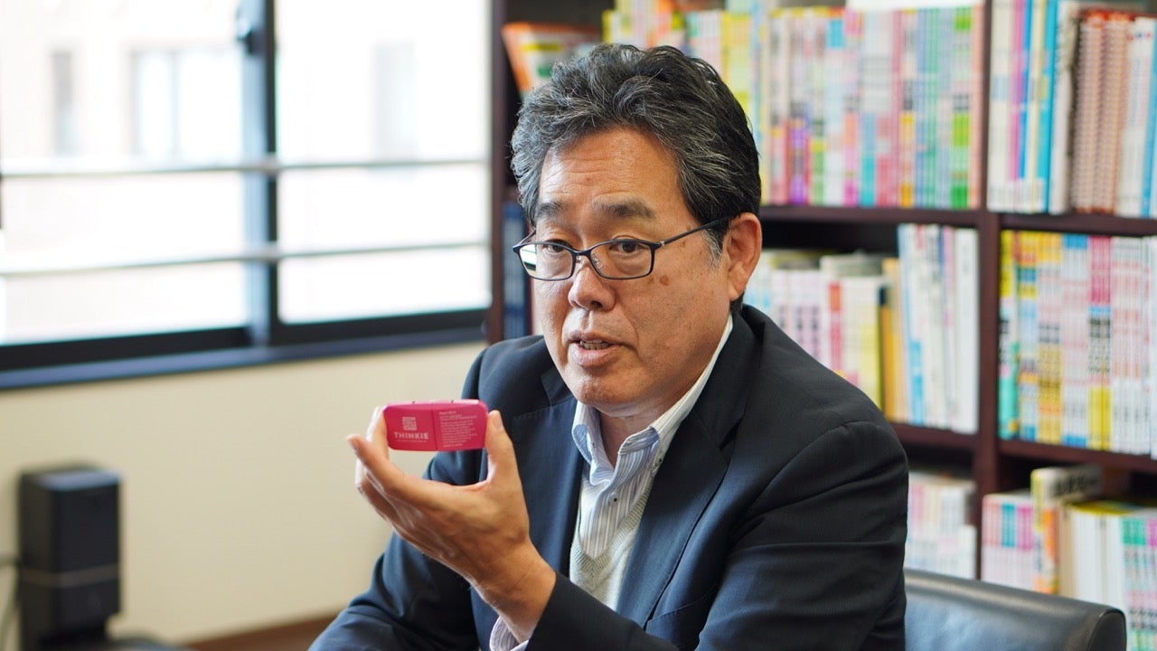 Thinkieのセンサーを手に持って話す技術顧問の川島隆太博士
