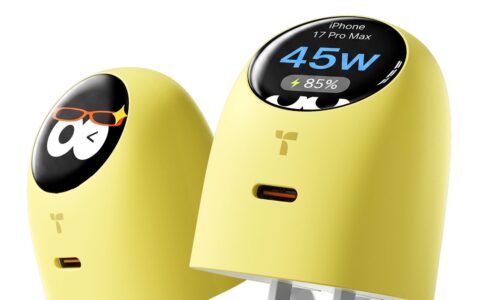 TORRAS「FlashEye Dot」はiPhoneのモデル名・出力・残量が画面に出る45W充電器｜7,090円、タップすると表情が変わるポップな3色