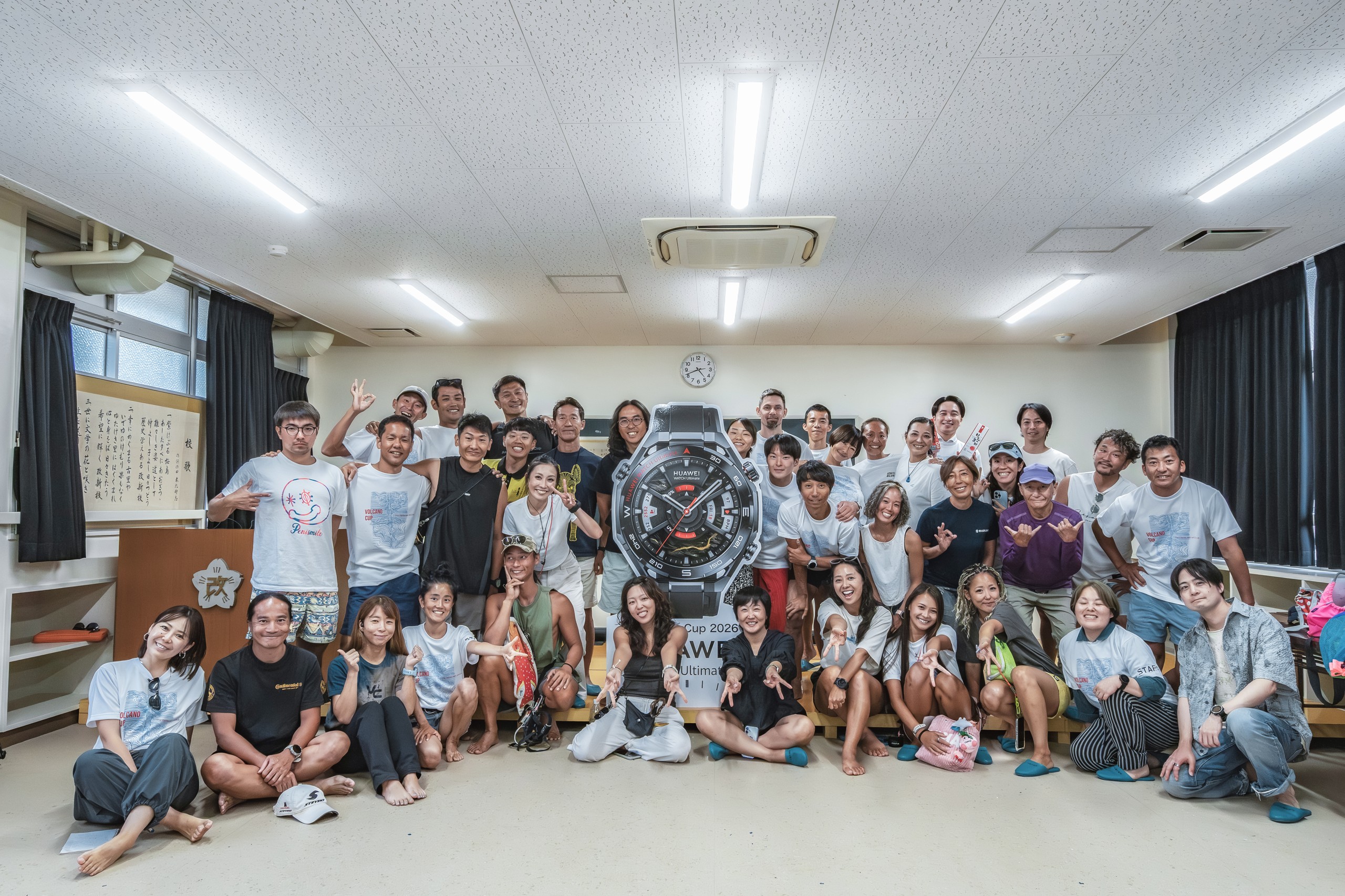 Volcano Cup 2026の選手や関係者の集合写真。中央にHUAWEI WATCH Ultimate 2のパネルがある