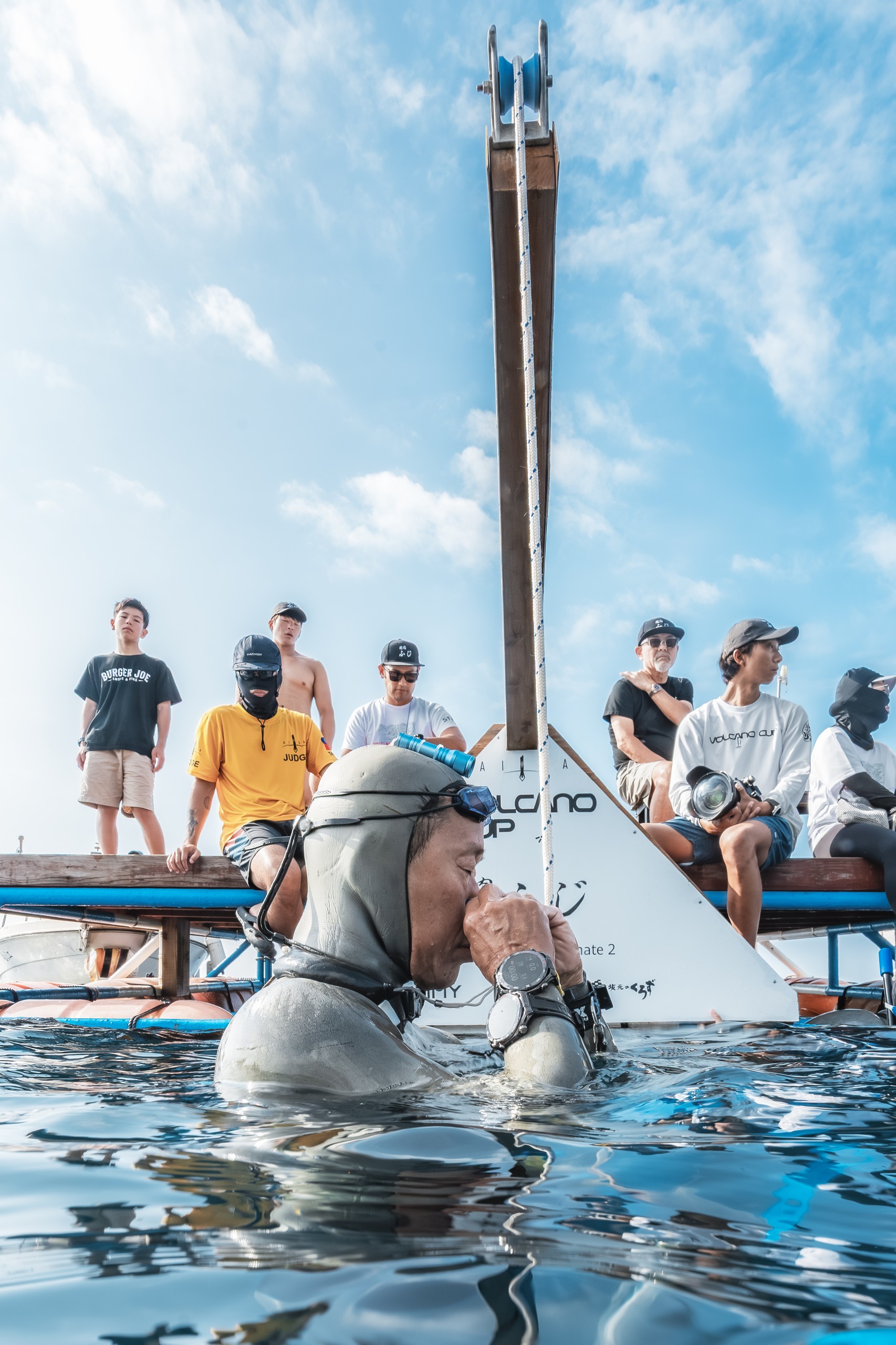Volcano Cup 2026で競技を終えた原哲雄選手。水面で呼吸を整えている