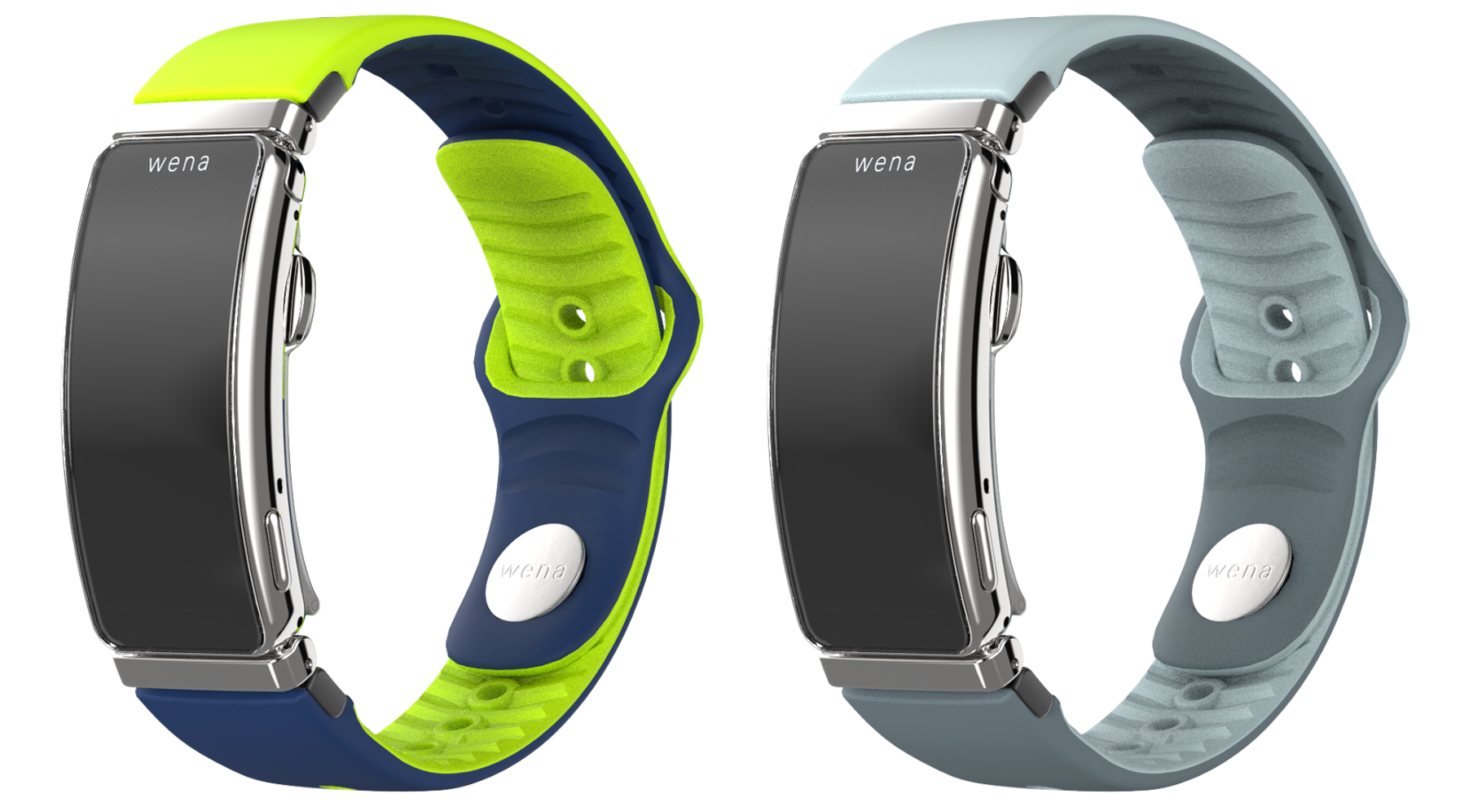 wena X本体に運動用バンド「wena X sports band」を取り付けた2本。ネイビーとライムのバイカラーと、グレー系のバイカラー