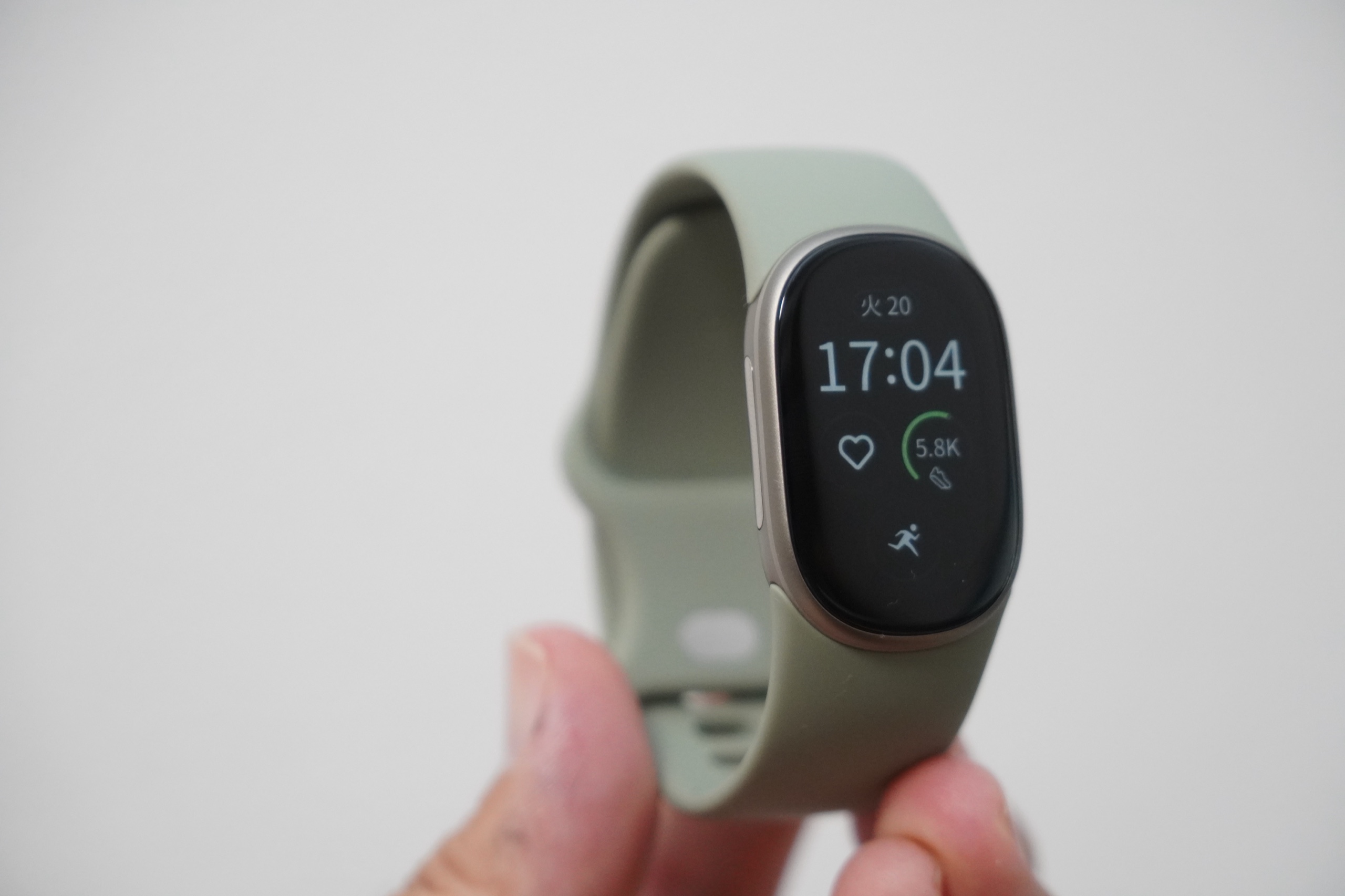 Google Fitbit Edge 開封レビュー｜17.7gのコンパクトな本体に高級感 ゆるやかにラウンドした画面と2つの質感の金属ケース