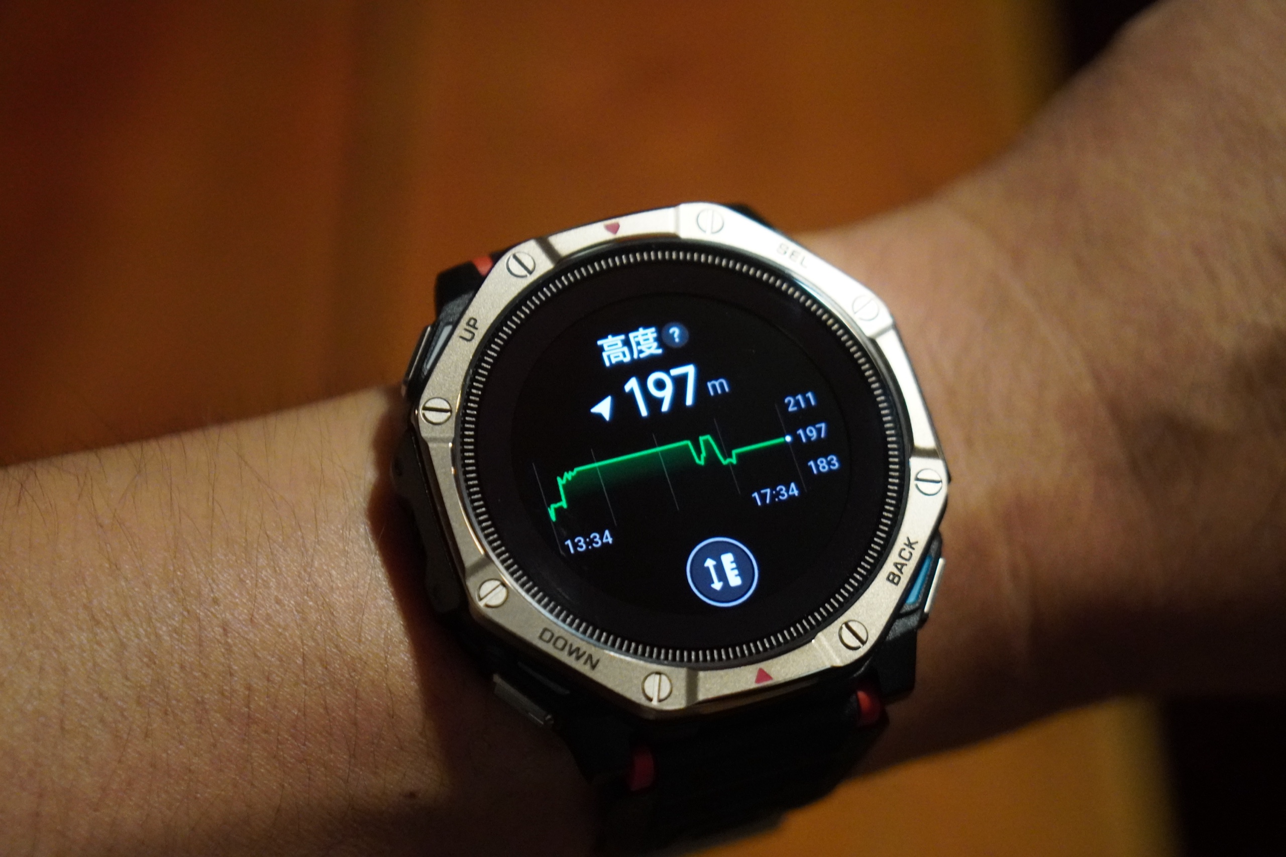 T-Rex Dual Solarの高度画面。197mと表示され、13時34分から17時34分までの高度のグラフが出ている