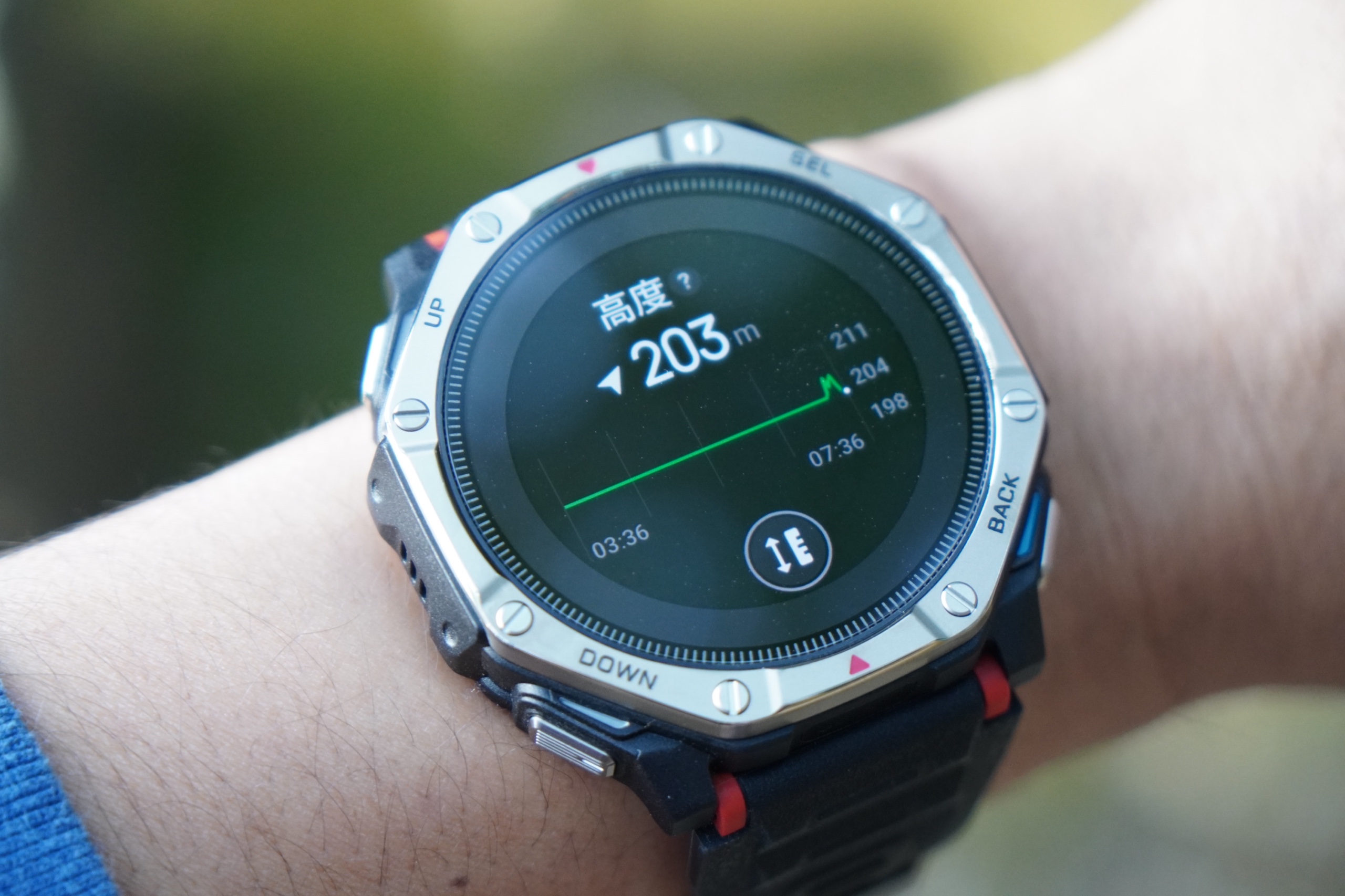 翌朝のT-Rex Dual Solarの高度画面。203mと表示されている