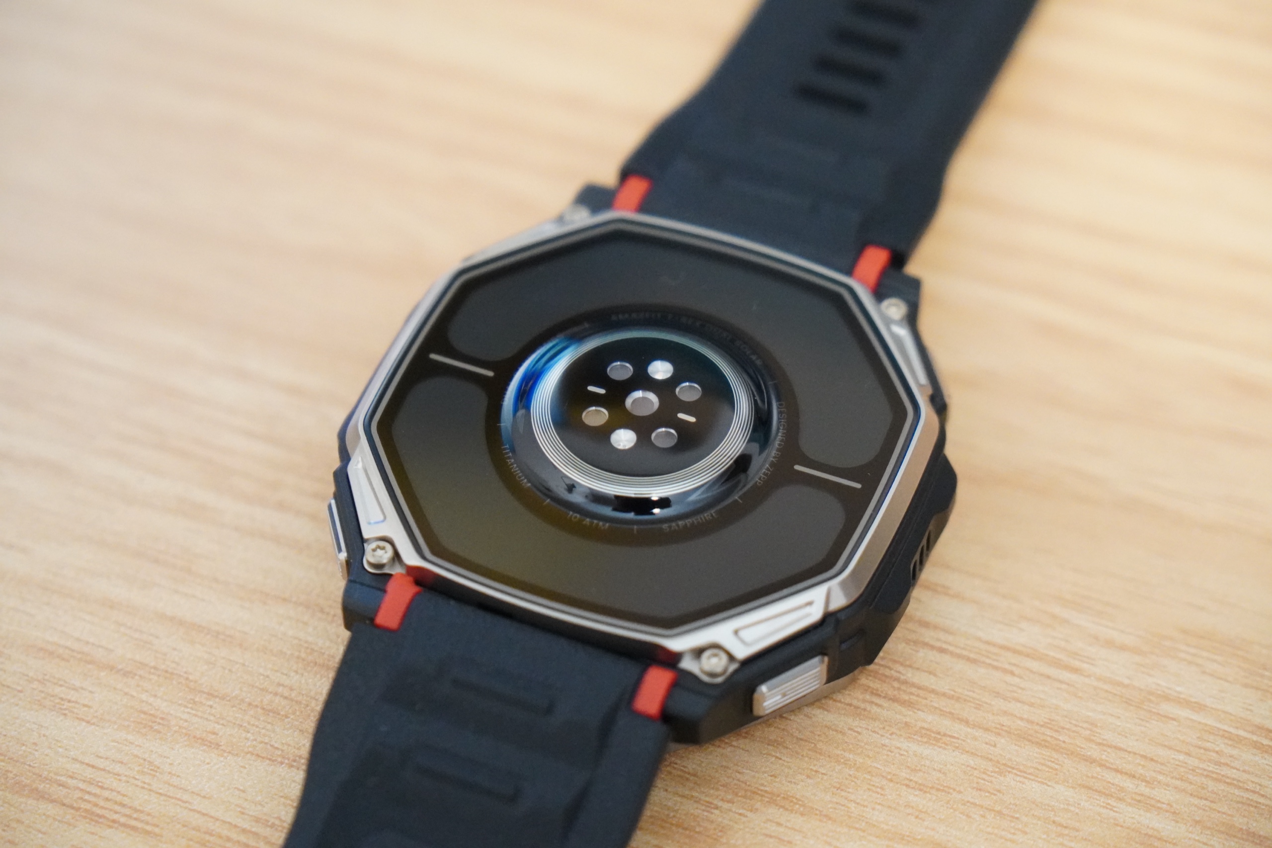 T-Rex Dual Solarの背面。心拍センサーの周りを八角形の黒いバックプレートが囲んでいる